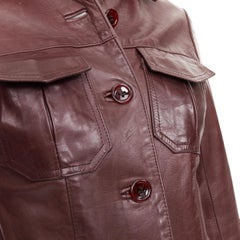 Chaqueta utilitaria ajustada de cuero con botones de Jill Stuart, color burdeos, talla XS