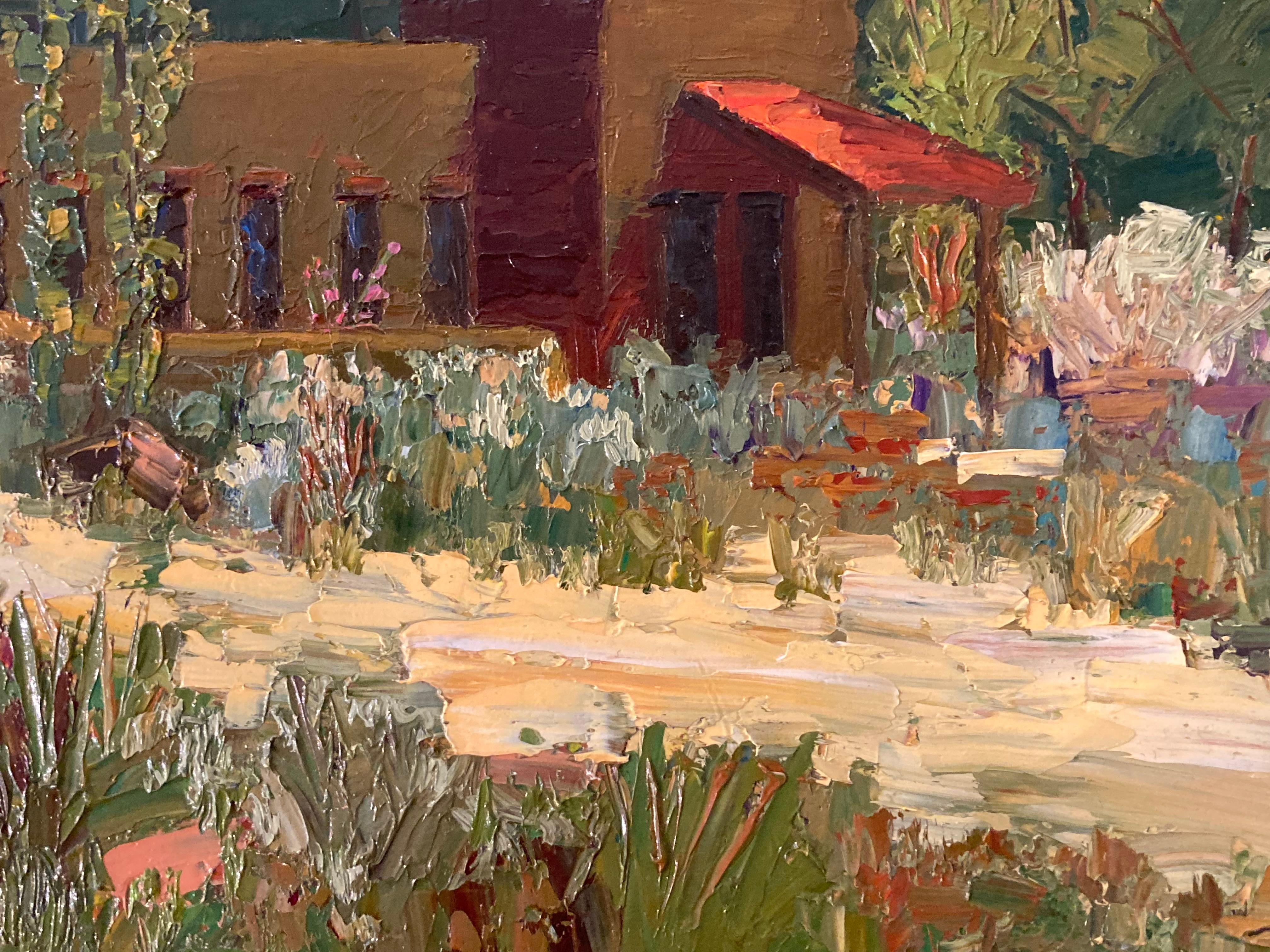 Dieses Ölgemälde von James Cobb zeigt ein Lehmziegelhaus vor der Kulisse der neumexikanischen Landschaft. Das Lehmhaus liegt im Schatten der Rot- und Orangetöne des späten Nachmittagslichts. Cobb malte dieses Haus, während er in seinem Atelier und