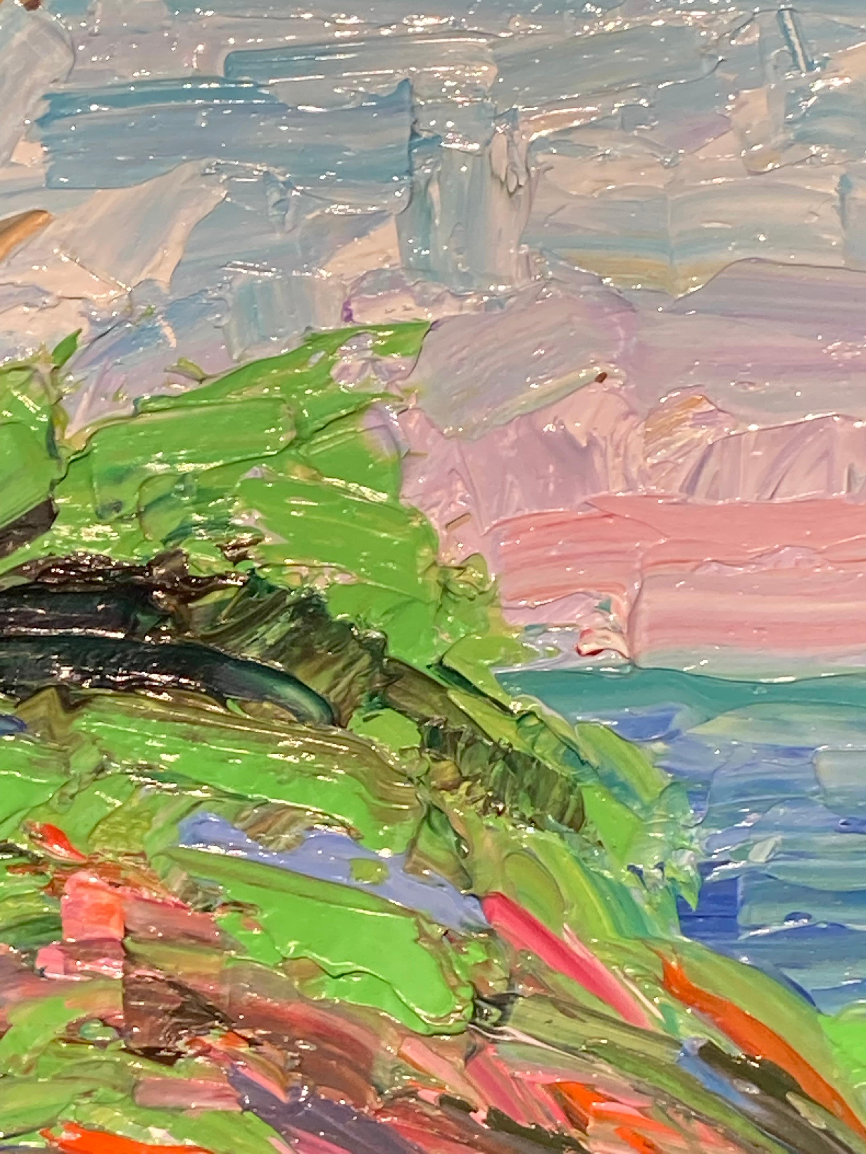 Cette peinture à l'huile sur carton gesso de James Cobb représente un cyprès solitaire près du littoral californien. Cet arbre anguleux et expansif possède un manteau de feuilles épaisses d'un vert vif sur la partie supérieure du tronc. L'arbre est
