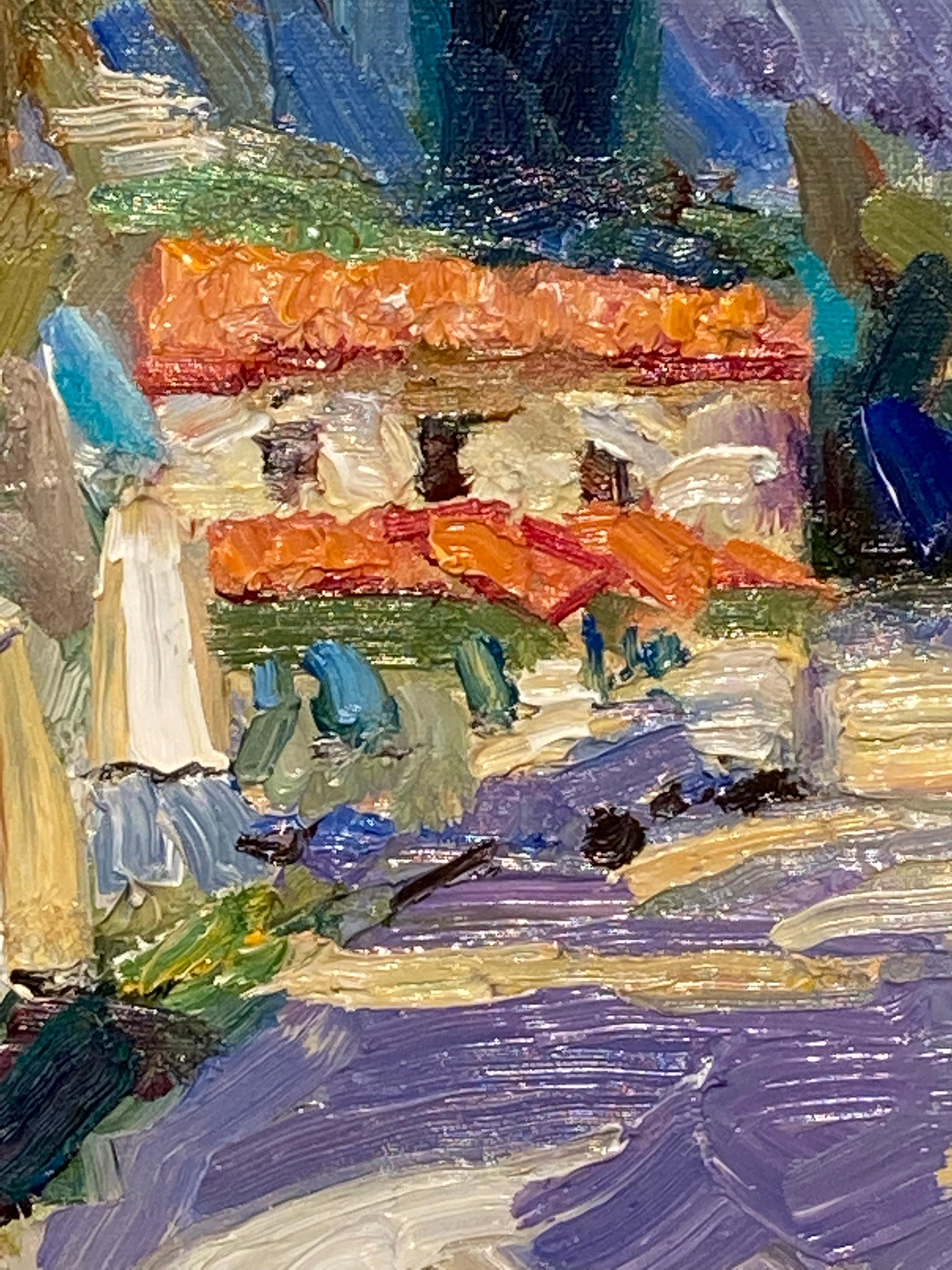 Cette huile sur toile de James Cobb représente une scène de rue italienne. Le trottoir est ombragé par la lumière violette du soleil de l'après-midi et plusieurs personnes marchent le long d'un bâtiment dans son ombre. À l'arrière-plan, le clocher