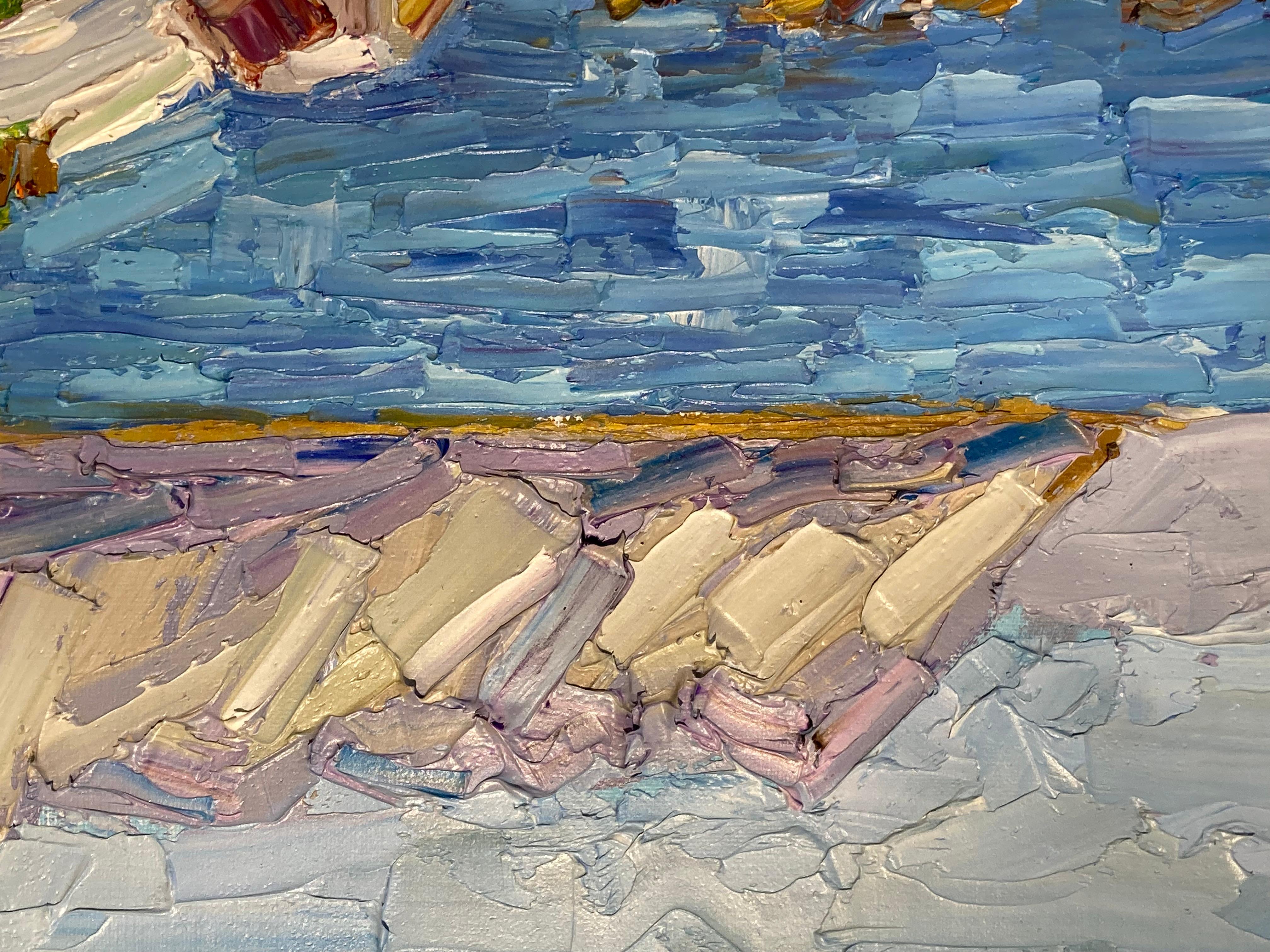 Cette huile sur toile 16 x 20 de l'artiste James Cobb représente une vue côtière rocheuse avec une maison blanche perchée au milieu et une chaîne de montagnes grises s'étendant à l'arrière-plan. Cobb met en évidence les riches nuances du bleu de