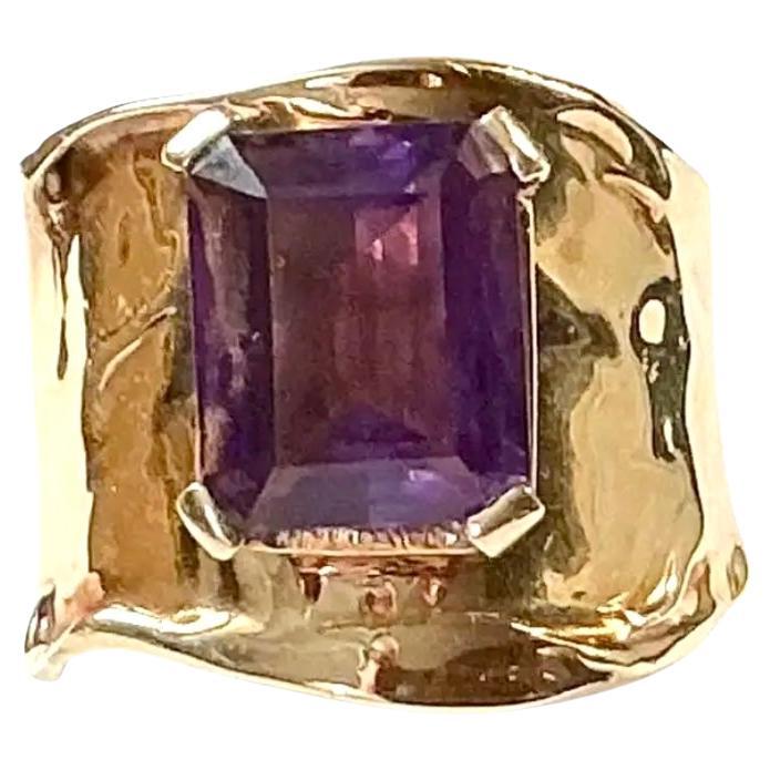 Jim Cotter: 14 Karat Gold breiter Bandring mit Amethyst im Smaragdschliff (Modernistisch) im Angebot
