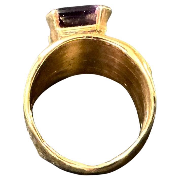 Jim Cotter: 14 Karat Gold breiter Bandring mit Amethyst im Smaragdschliff im Angebot 1