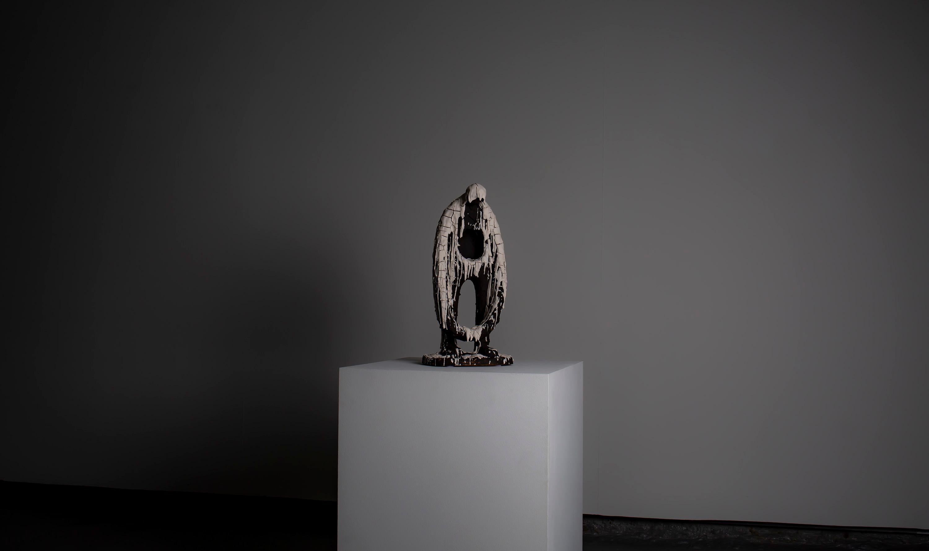 Sculpture figurative de l'artiste norvégien Jim Darbu, complètement craquelée en vente 9