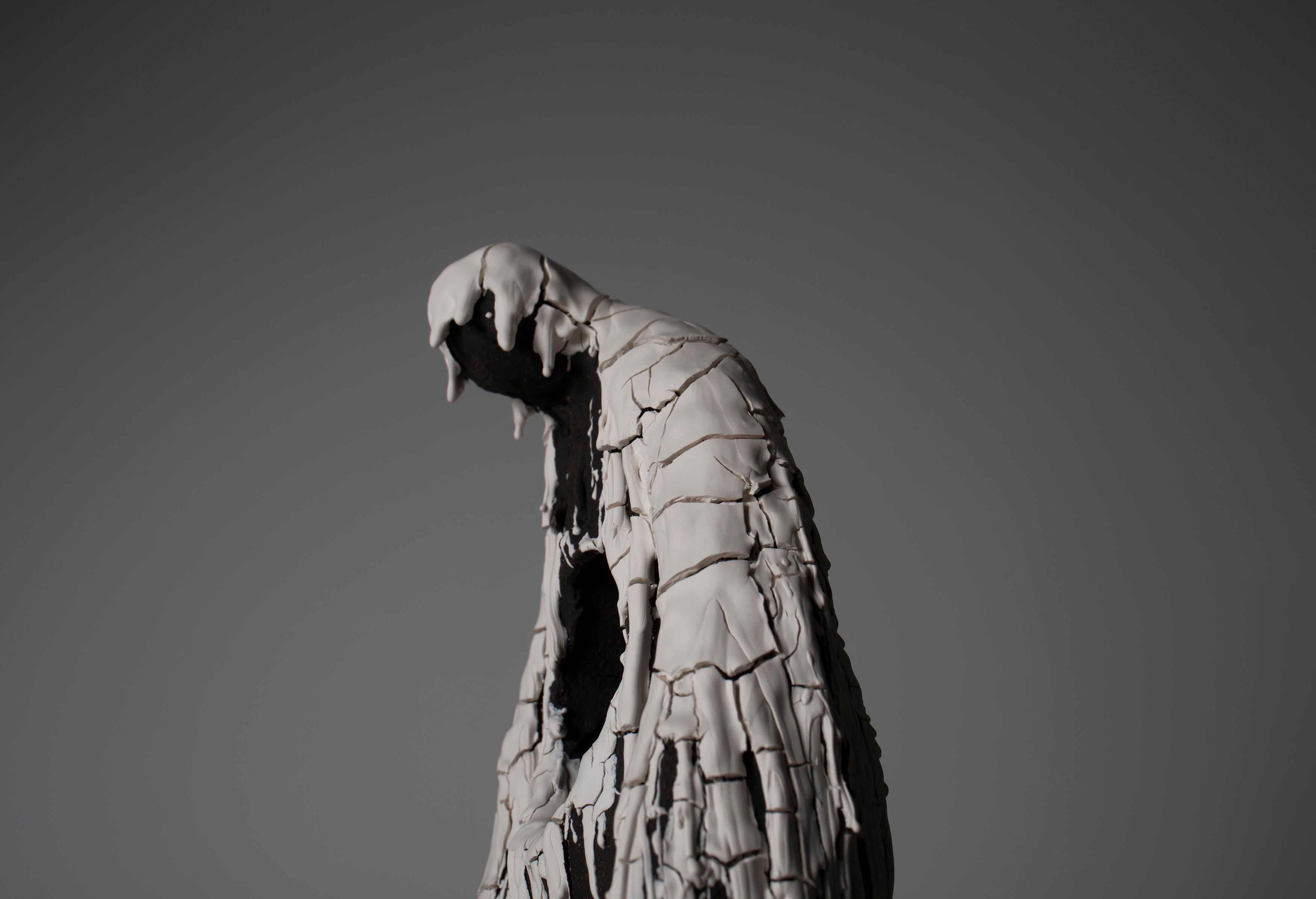 Sculpture figurative de l'artiste norvégien Jim Darbu, complètement craquelée en vente 11