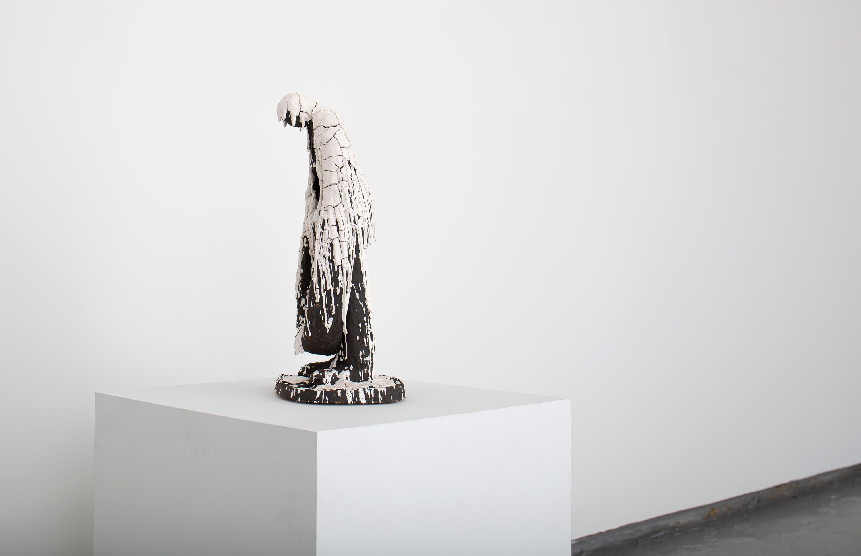 Sculpture figurative de l'artiste norvégien Jim Darbu, complètement craquelée en vente 3