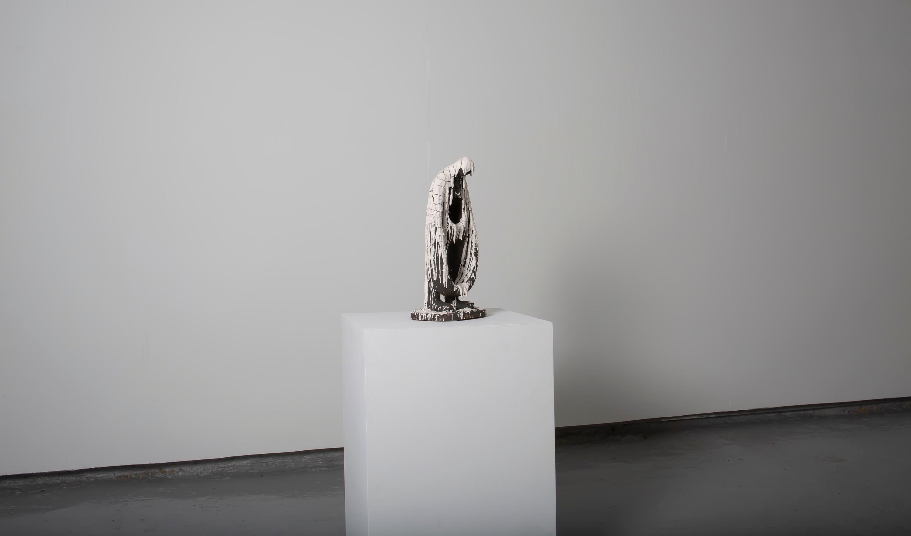Sculpture figurative de l'artiste norvégien Jim Darbu, complètement craquelée en vente 5