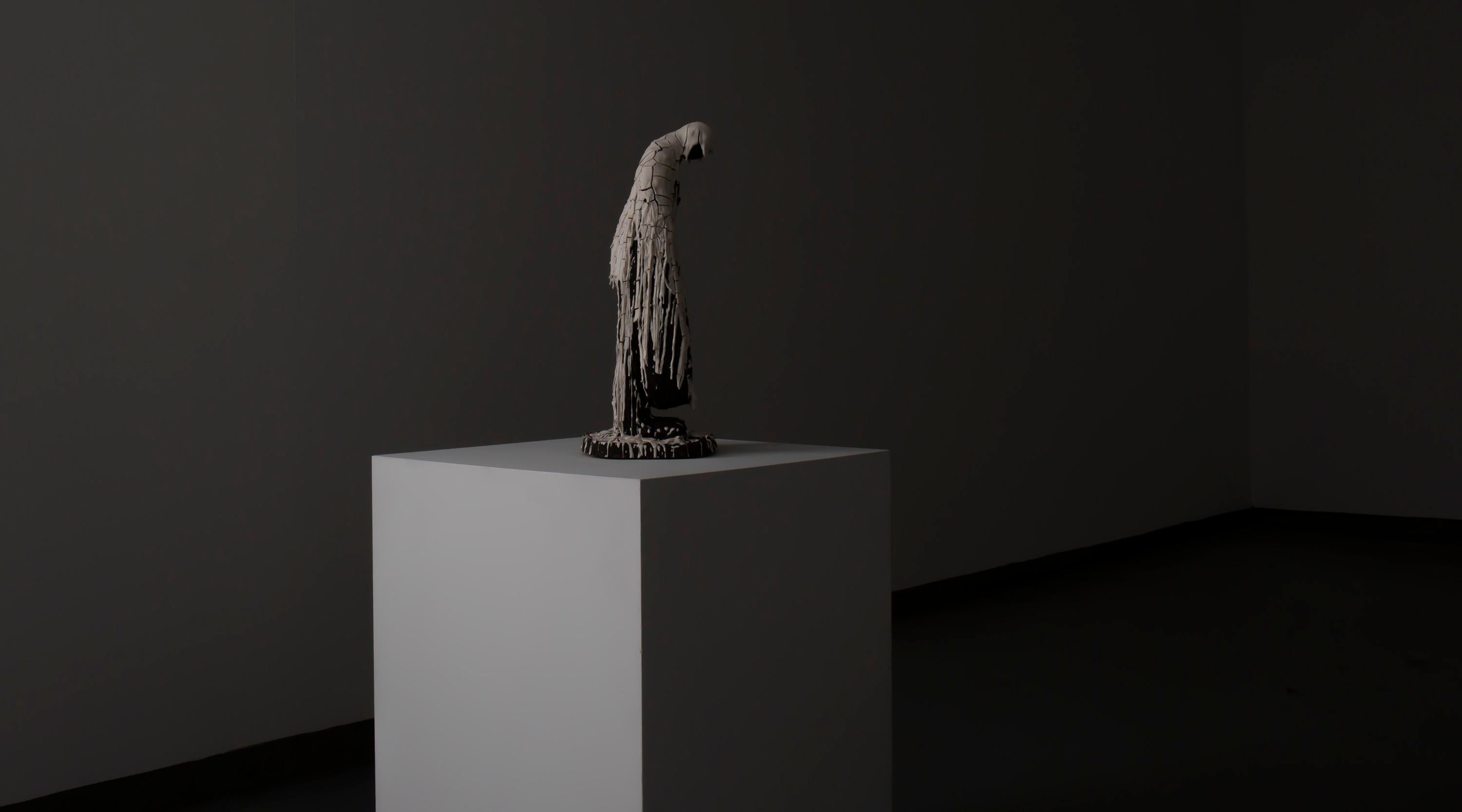 Sculpture figurative de l'artiste norvégien Jim Darbu, complètement craquelée en vente 7