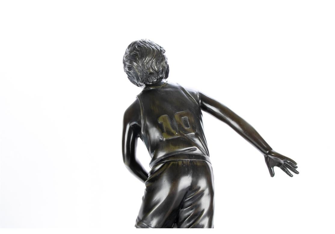 Jim Davidson (americano, nato nel 1962) Bronzo, Giovane con pallone da basket in vendita 3