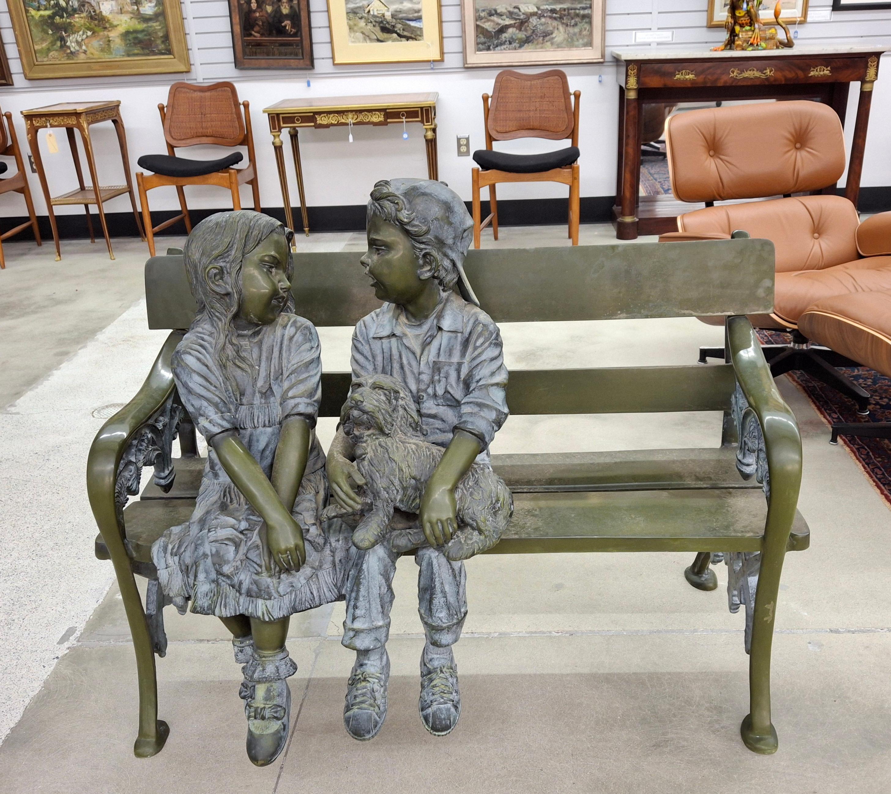 Jim Davidson
(Americano, nato nel 1962)
Giovani amanti 
Scultura in bronzo con patina verde parzialmente invecchiata. Panca in bronzo con lato vivo ( 45,75