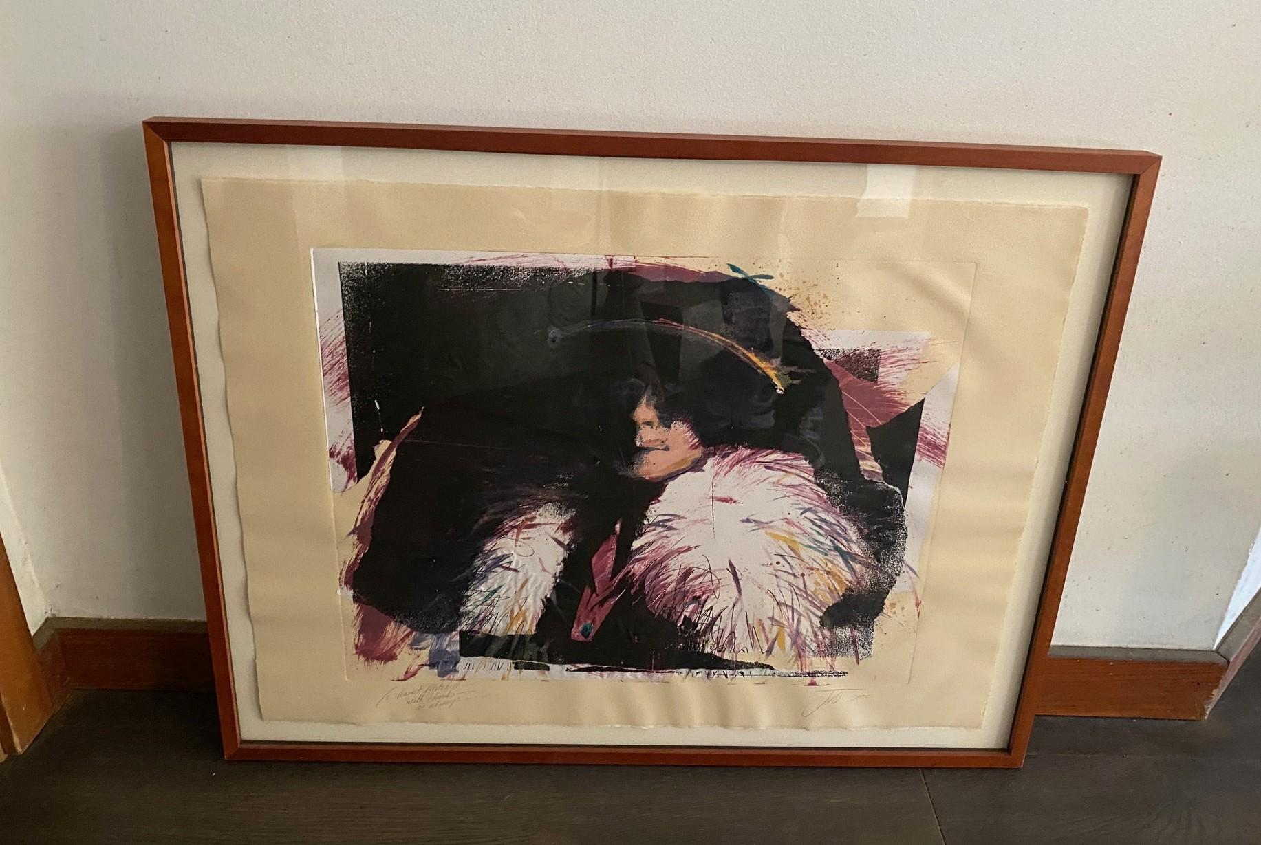 Precioso grabado al aguatinta del famoso artista estadounidense Jim Dine (1935- ).  La imagen está impresa en papel tejido con coloreado a mano y presenta una figura masculina o femenina misteriosa con sombra, vestida de forma fabulosa y algo