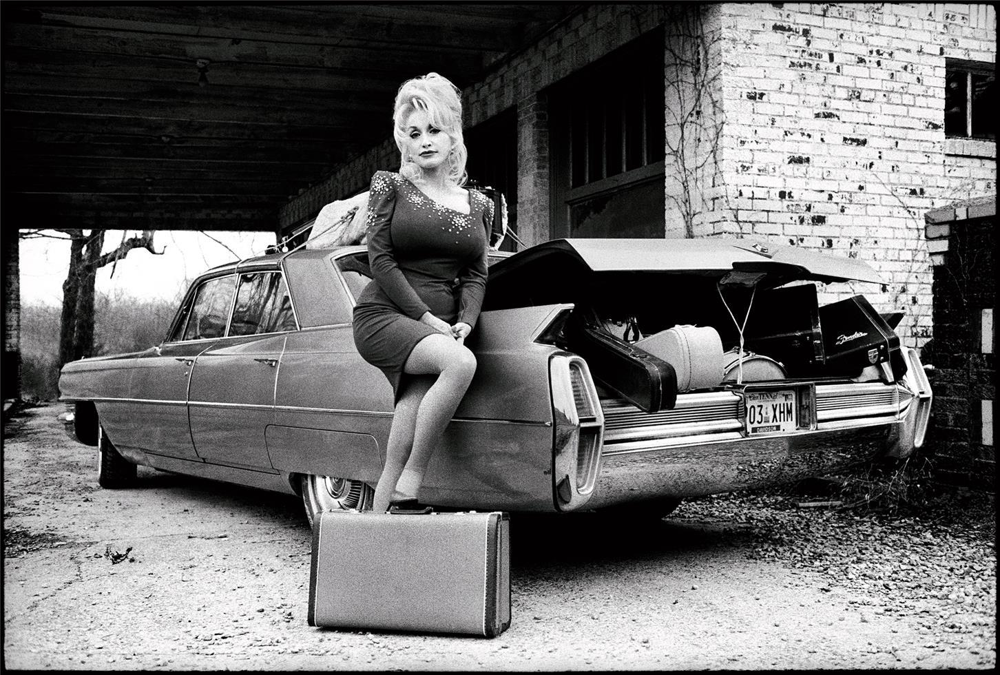 Dolly Parton a Joelton, Tennessee, 1997 del fotografo Jim Herrington

17x22" Stampa a pigmenti d'archivio su carta baritata da 315 g/m², priva di acidi, 100% fibra di cotone. Edizione 75

Firmato in recto dal fotografo Jim Herrington.

Disponibile