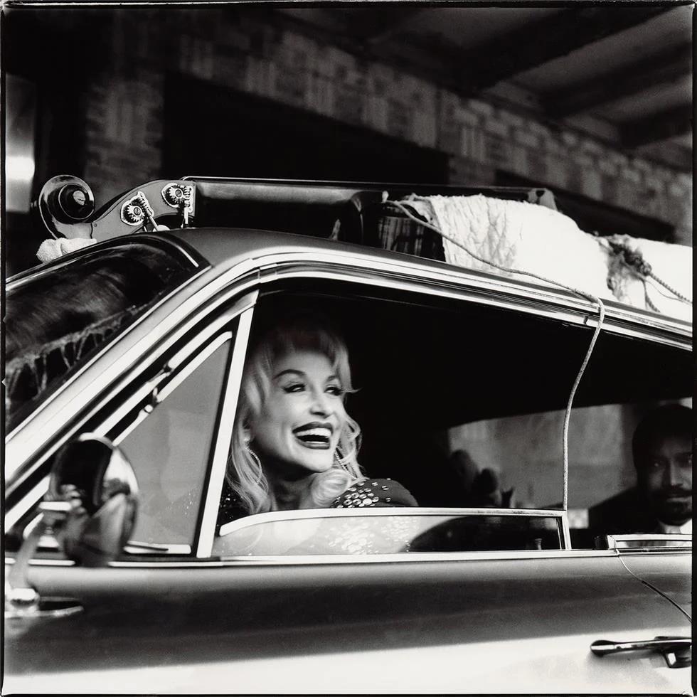 Dolly Parton in Joelton, Tennessee, 1997.

17x22" Pigmentdruck auf säurefreiem Barytpapier (315 g/m²) aus 100% Baumwollfasern. Auflage 75

Rekto signiert vom Fotografen Jim Herrington.

Erhältlich in den folgenden Größen:
11 x 17" - Offene