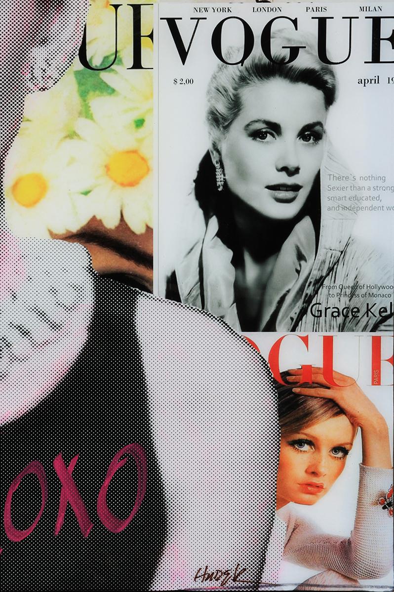 Portrait collage de l'icône culturelle et actrice Audrey Hepburn encastré dans de la résine. L'arrière-plan présente une collection d'imprimés de magazines de la culture pop ainsi que le logo emblématique du magazine Vogue dans la marge supérieure.