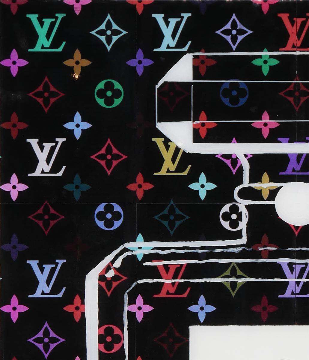 Collage pop art contemporain par l'artiste Jim Hudek de Houston, Texas. La pièce présente un flacon de parfum Chanel N˚5 peint à la main sur un fond imprimé numériquement de logos Louis Vuitton colorés. Composition recouverte d'une résine