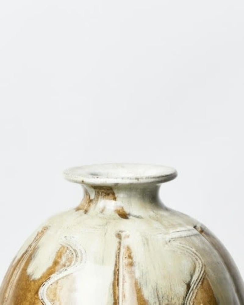 Glace de champignons sur fond d'olives.  Monogramme de l'artiste imprimé avec la marque Ainstable.
H47 x D24 cm