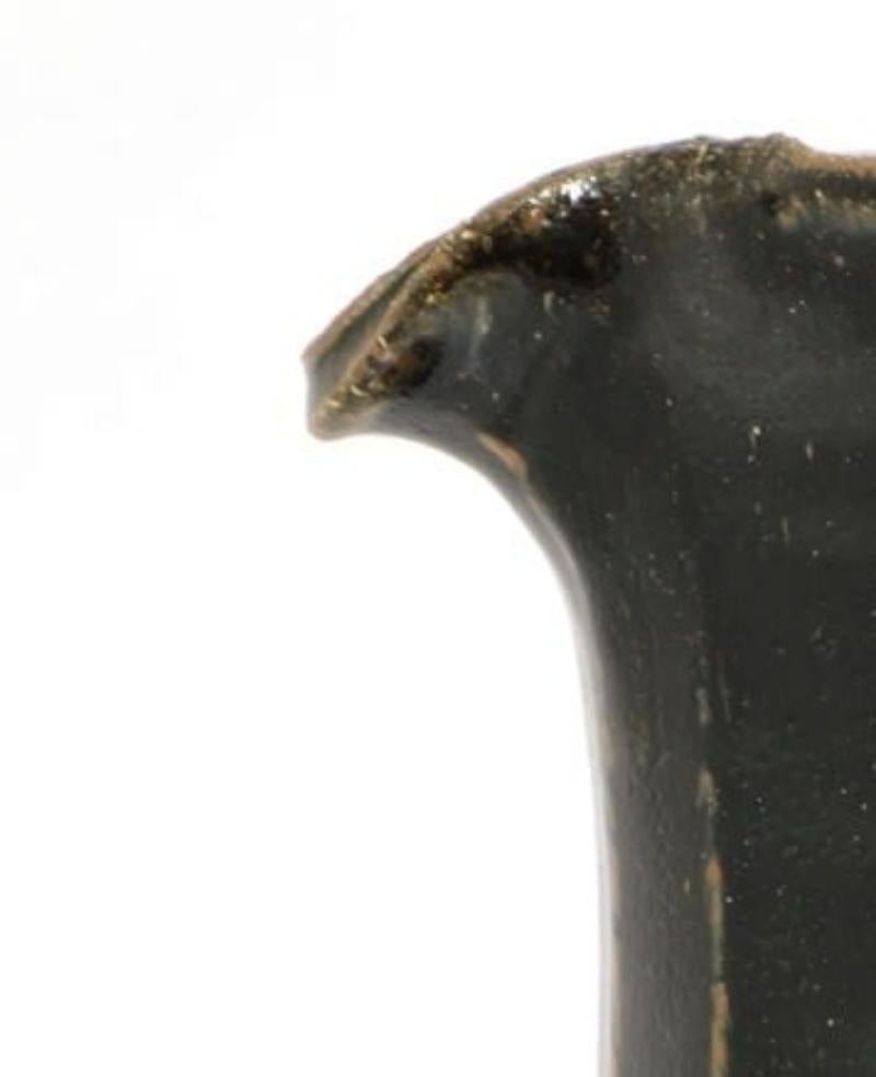 Glaçure noire tenmoku, impressionnée par les monogrammes de l'artiste
et la marque Ainstable
H36 x D18 cm