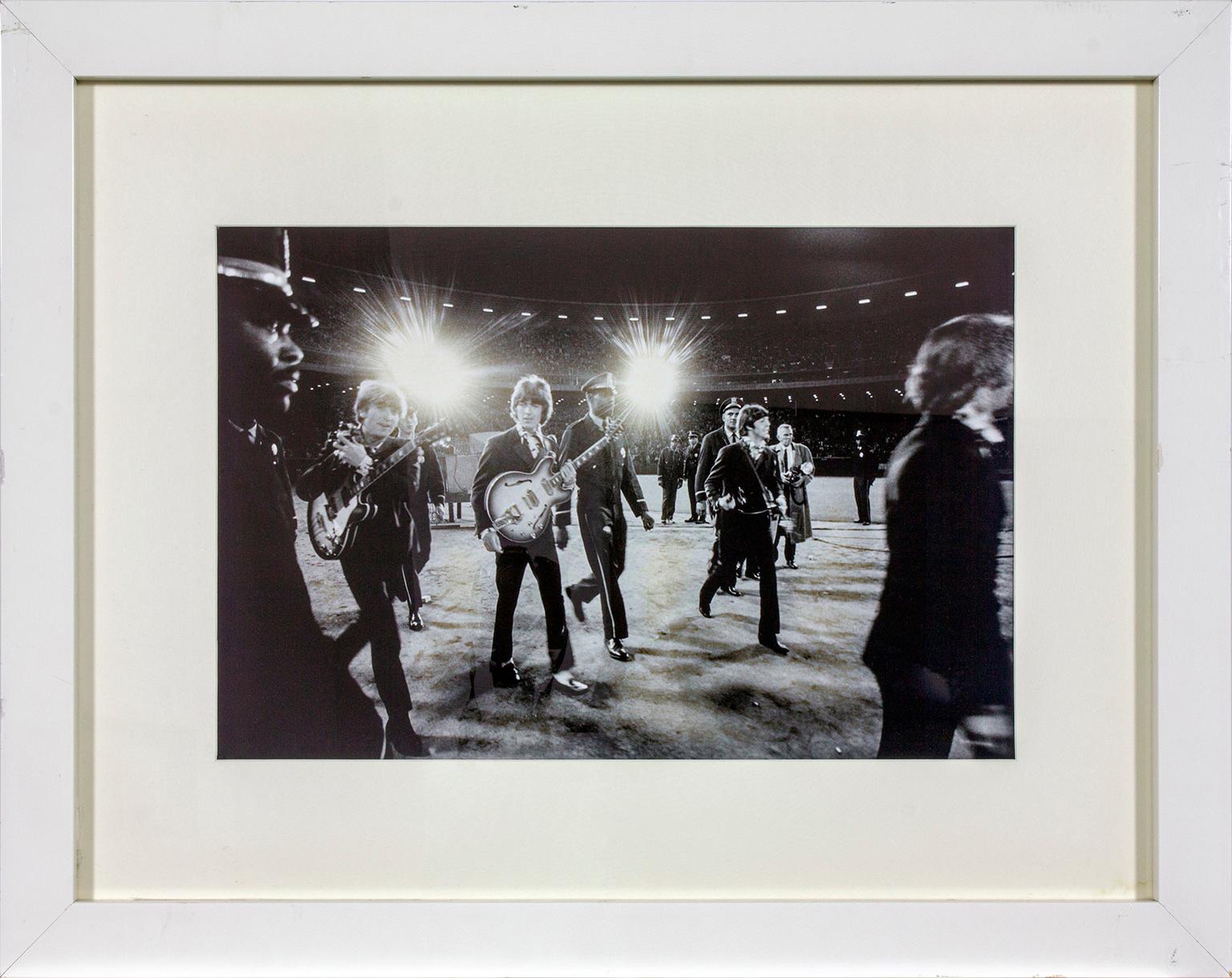 Jim Marshall Figurative Photograph – "Beatles im Candlestick Park" 1966 gerahmtes Foto von 