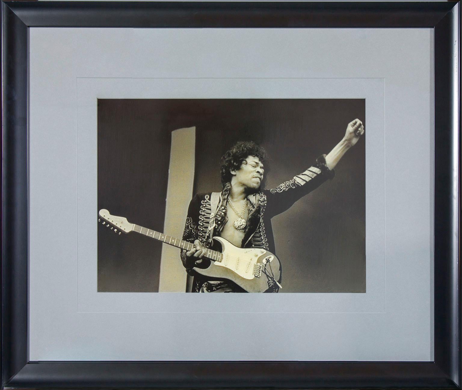 "Jimi Hendrix, Monterey Pop Festival, 1967" photographie en noir et blanc de Jim Marshall. Taille de l'image : 14 x 21 pouces. Cette photographie encadrée a été exposée dans une chambre d'hôte du Hard Rock Hotel and Casino à Las Vegas, Nevada. Elle