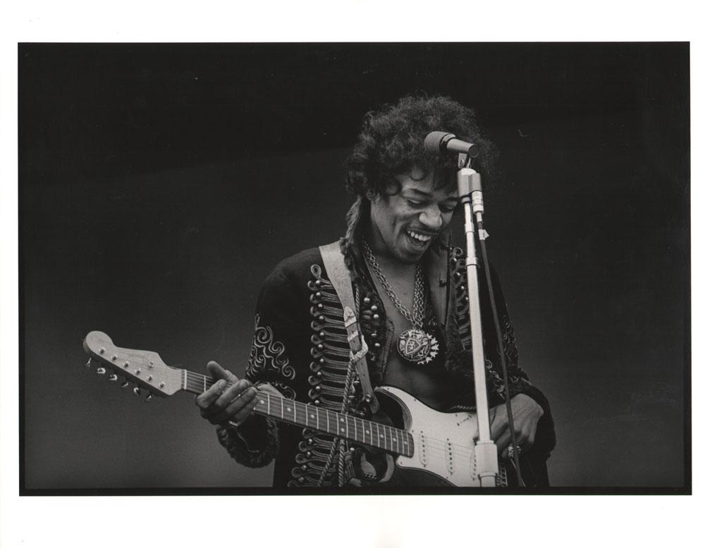 Jim Marshall Black and White Photograph – „Smile“ von Jimi Hendrix
