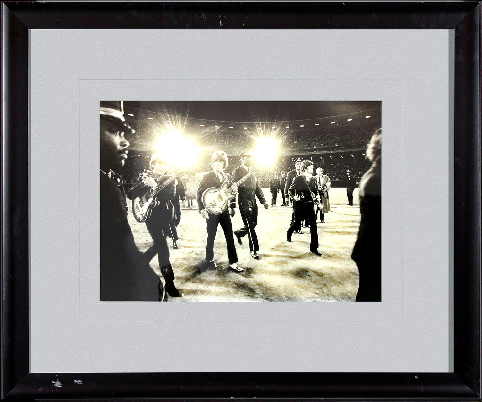 La fotografía "The Beatles at Candlestick Park" de Jim Marshall muestra a George Harrison, Ringo Starr, Paul McCartney y John Lennon en su último concierto en el Candlestick Park de San Francisco, California, en 1966. Esta fotografía enmarcada se