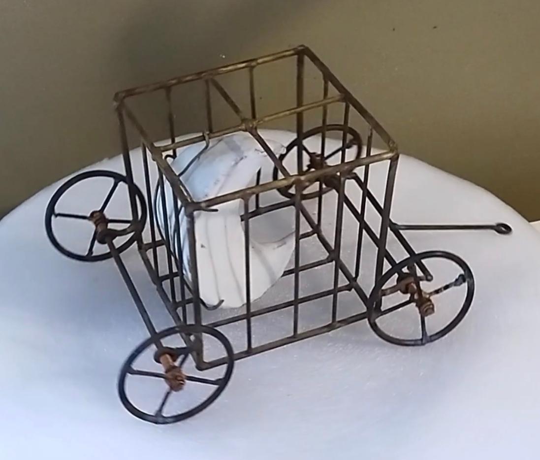 Moon en cage à roues en laiton, Jim pallas - Sculpture de Jim Pallas