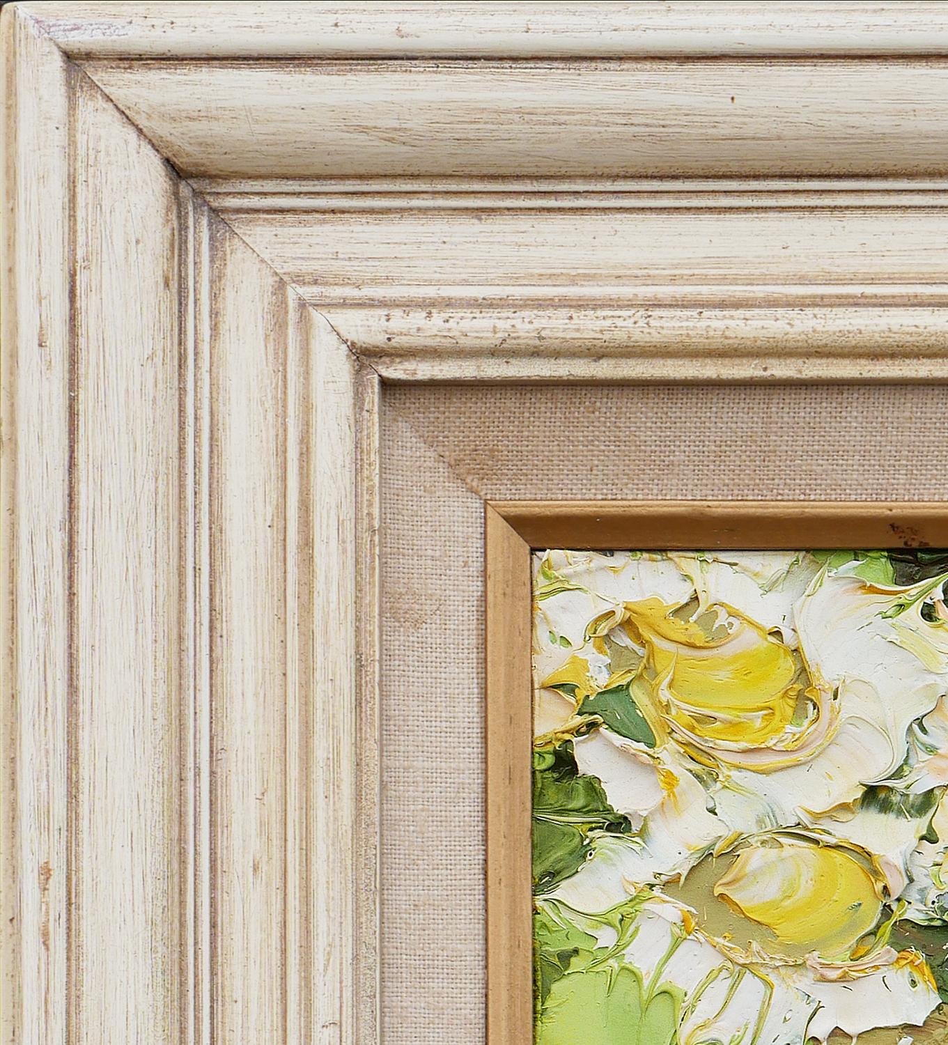 Moderno bodegón floral abstracto en blanco y amarillo del artista de Houston, TX, Jim Rabby. La obra presenta tres flores blancas y amarillas en un jarrón, representadas con un estilo grueso y empastado, que crea una sensación de dimensión. Firmado