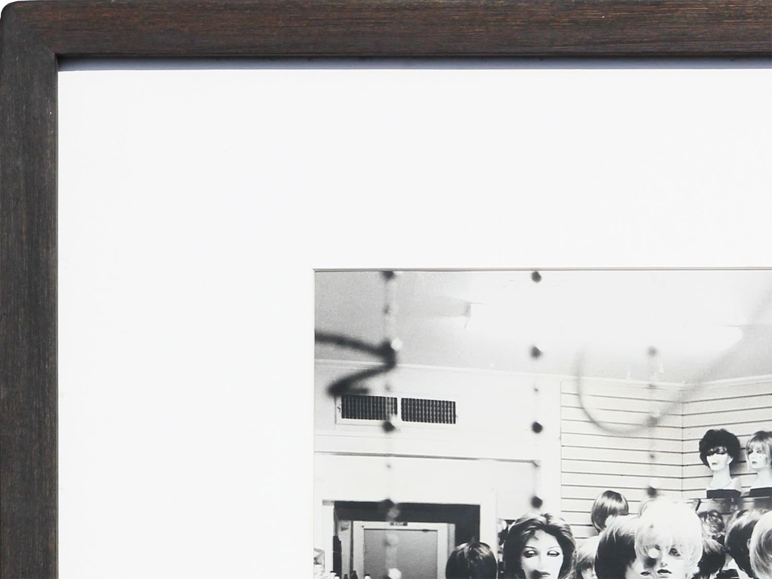 Zeitgenössische Schwarz-Weiß-Stillleben-Fotografie einer Handschuhschüssel (Grau), Still-Life Photograph, von Jim Reitz