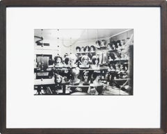 Photographie contemporaine de nature morte en noir et blanc d'une boutique de jonc