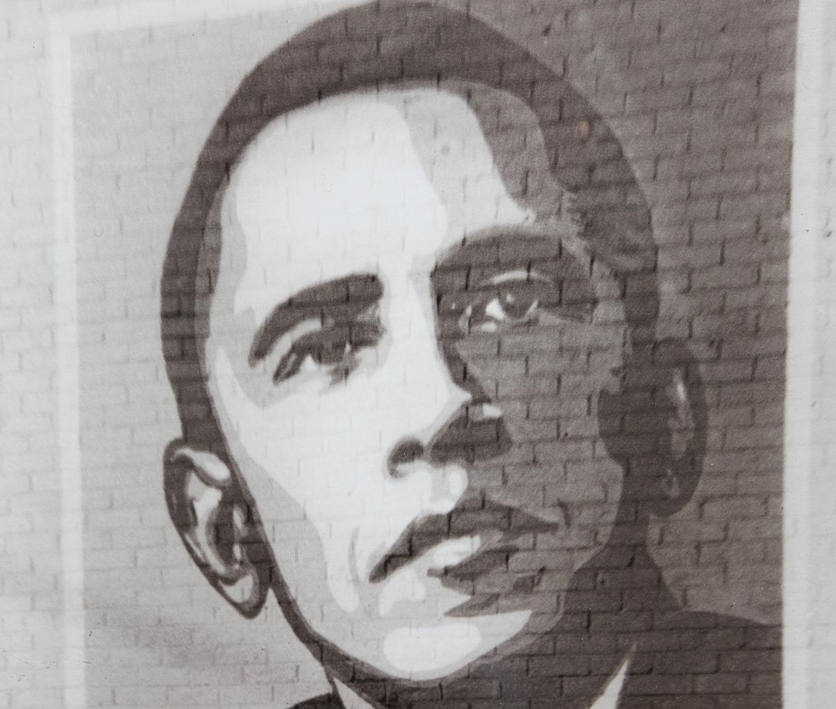 Photographie contemporaine de rue noire et blanche d'un couple avec une fresque murale d' Obama en vente 7
