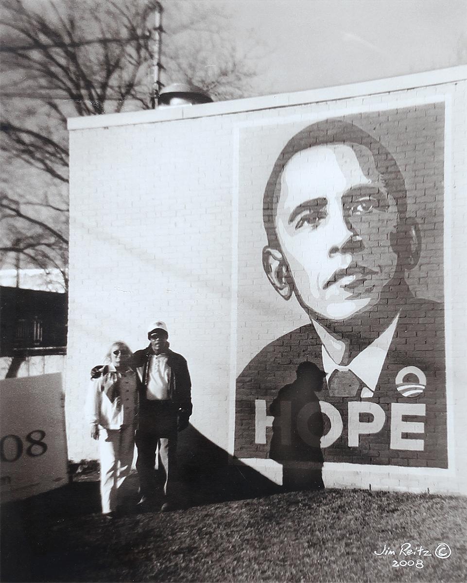Photographie contemporaine de rue noire et blanche d'un couple avec une fresque murale d' Obama en vente 4