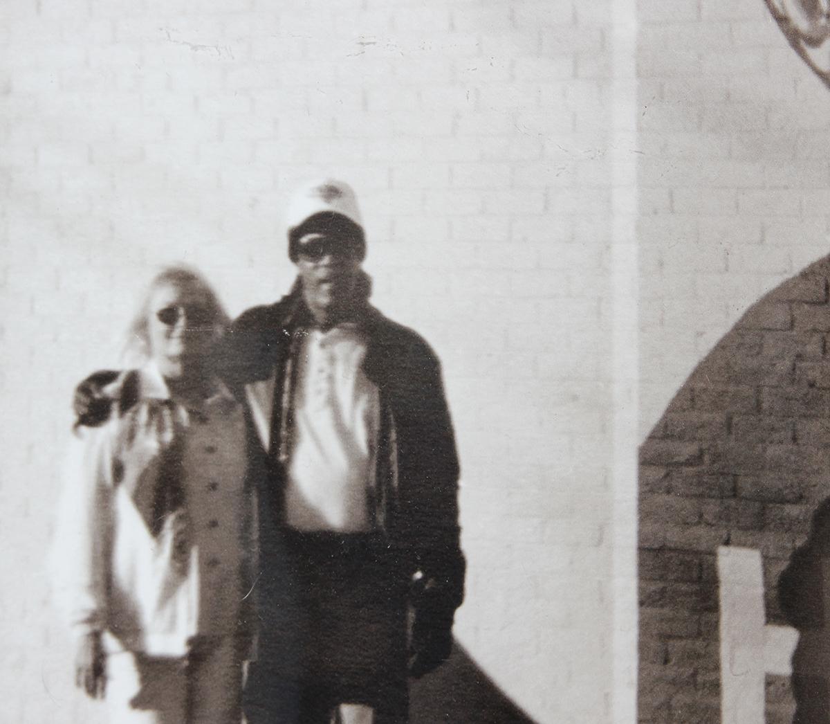 Photographie contemporaine de rue noire et blanche d'un couple avec une fresque murale d' Obama en vente 5