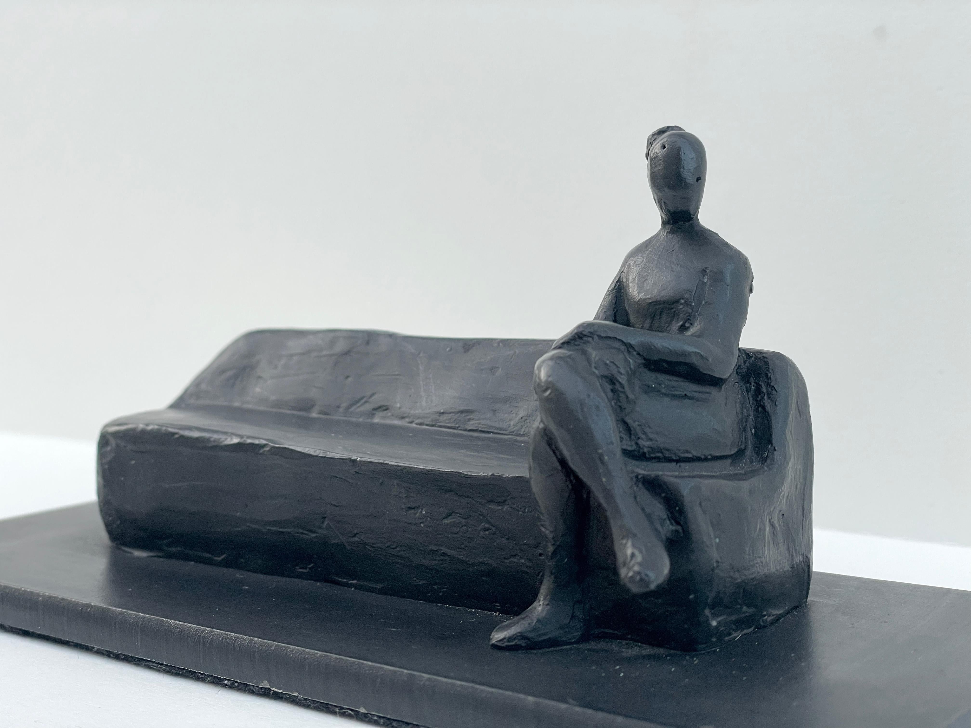 Pendolarismo (donna) - Sculpture Realismo di Jim Rennert