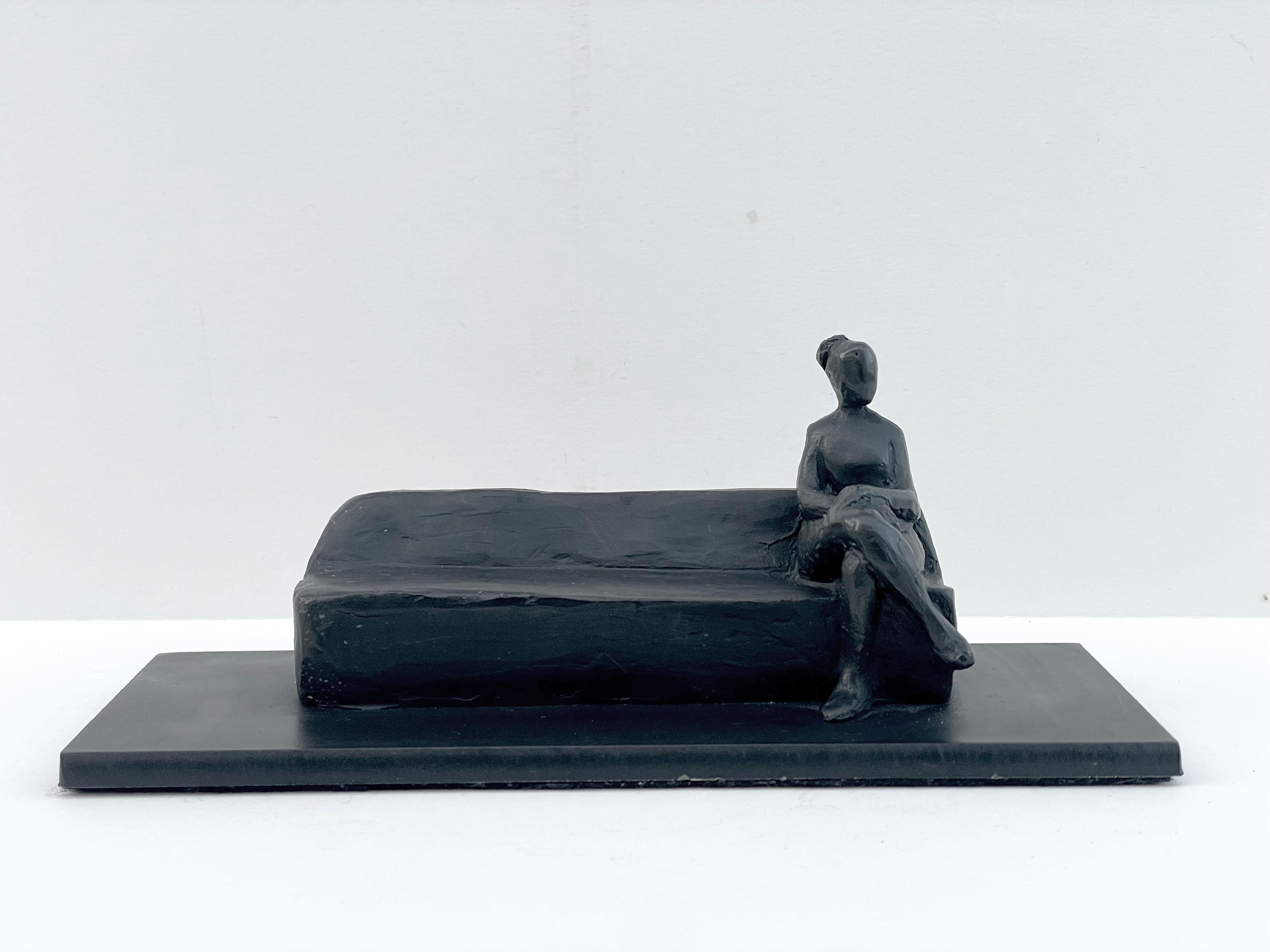 Figurative Sculpture di Jim Rennert - Pendolarismo (donna)