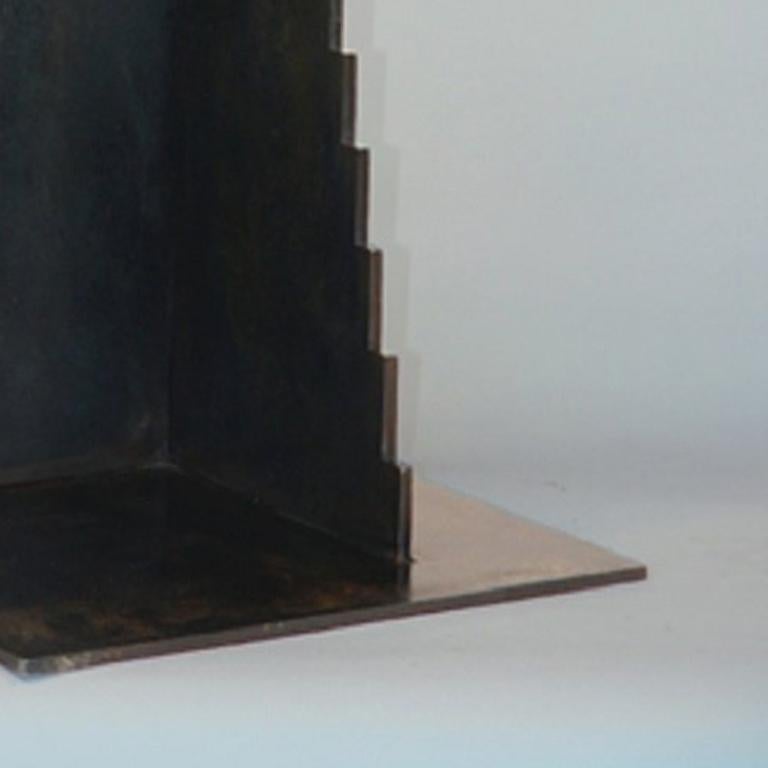 Oficina esquinera - Figurative Sculpture Oro de Jim Rennert