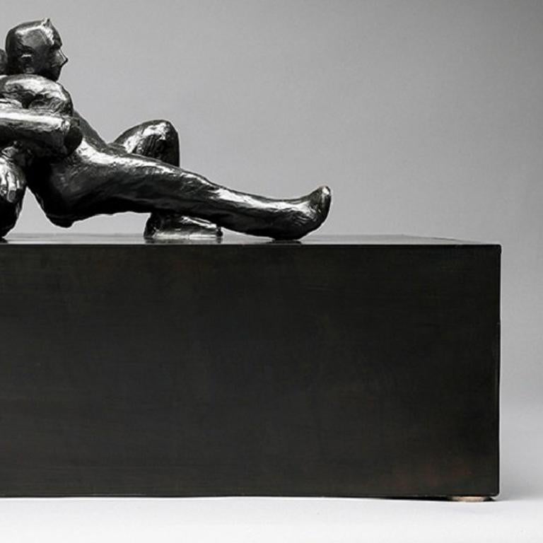 Skulptur von zwei Männern in Geschäftsanzügen, Rücken an Rücken mit verschränkten Armen
Auflage von 9