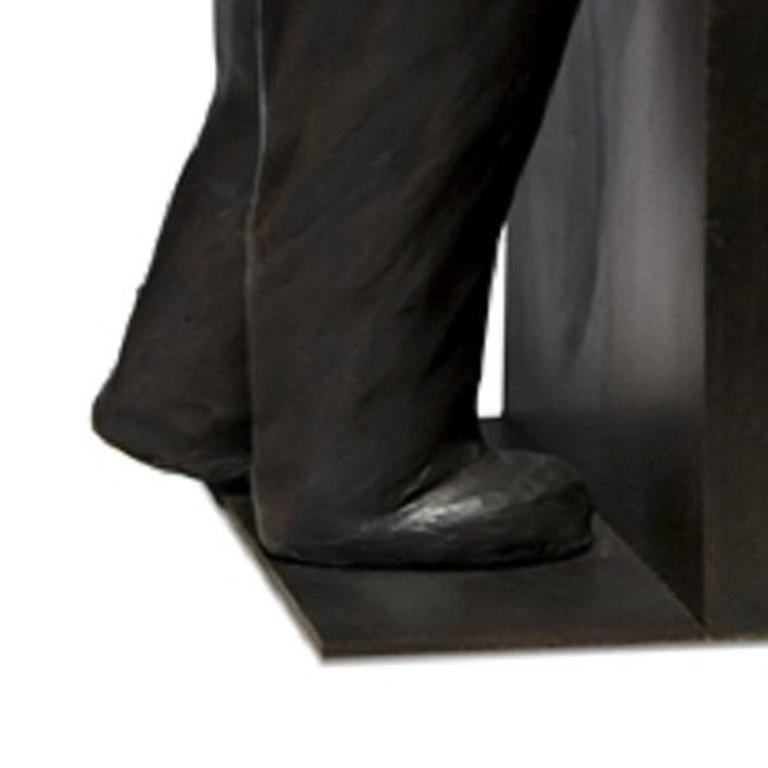 Skulptur eines Geschäftsmannes, der durch ein Loch blickt