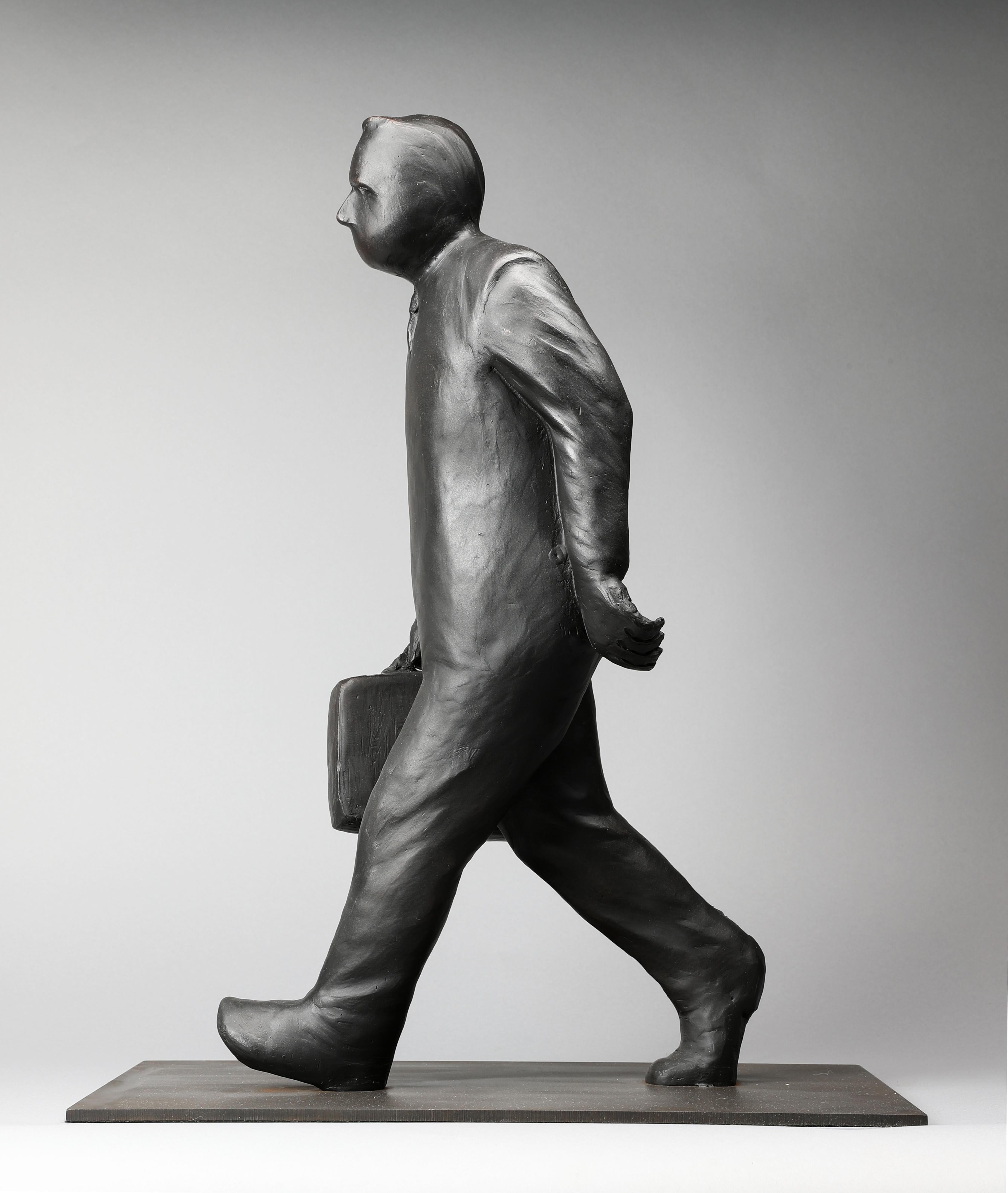 Jim Rennert Figurative Sculpture – Hustling