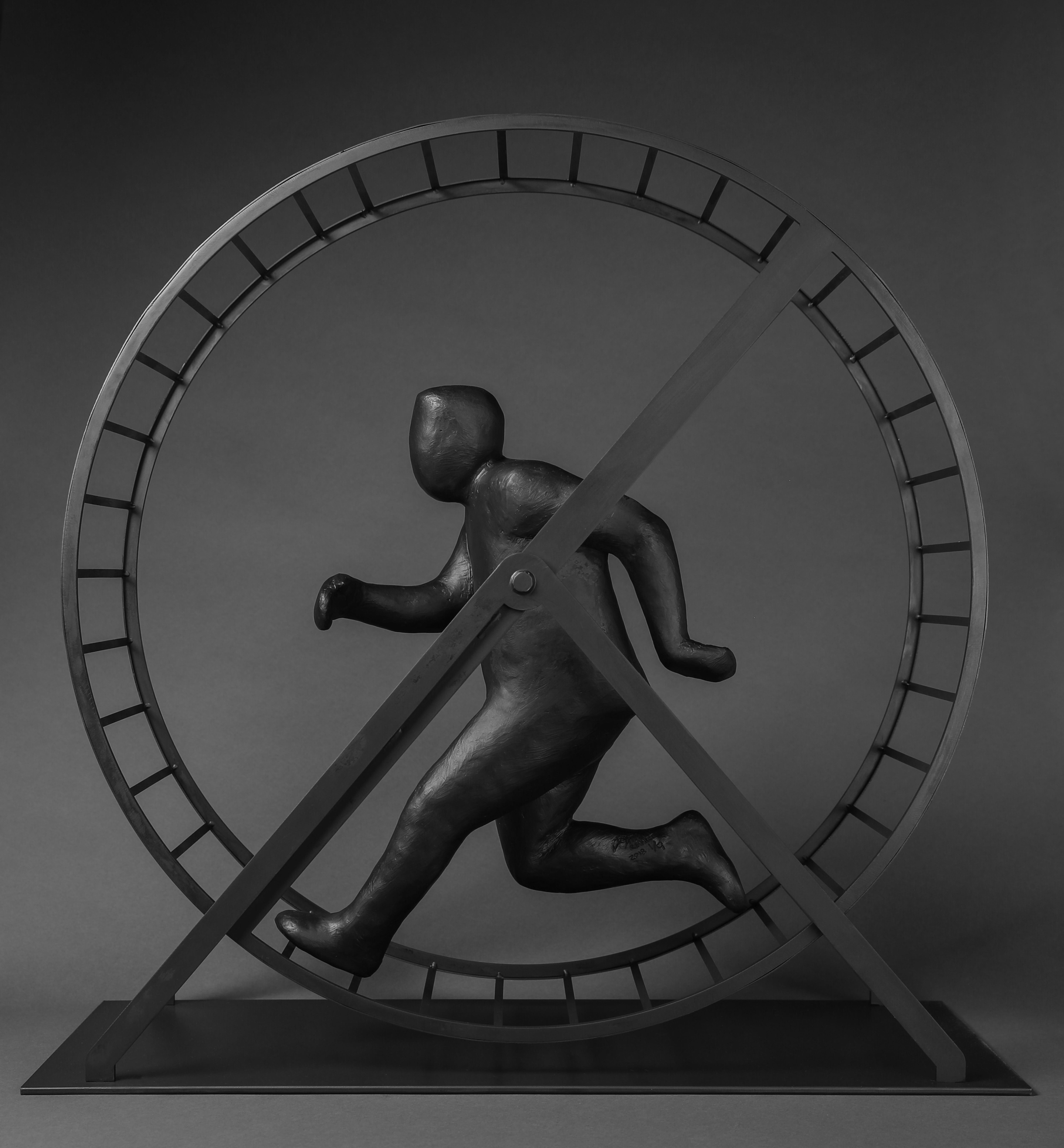 Jim Rennert Figurative Sculpture – Rattenrennen