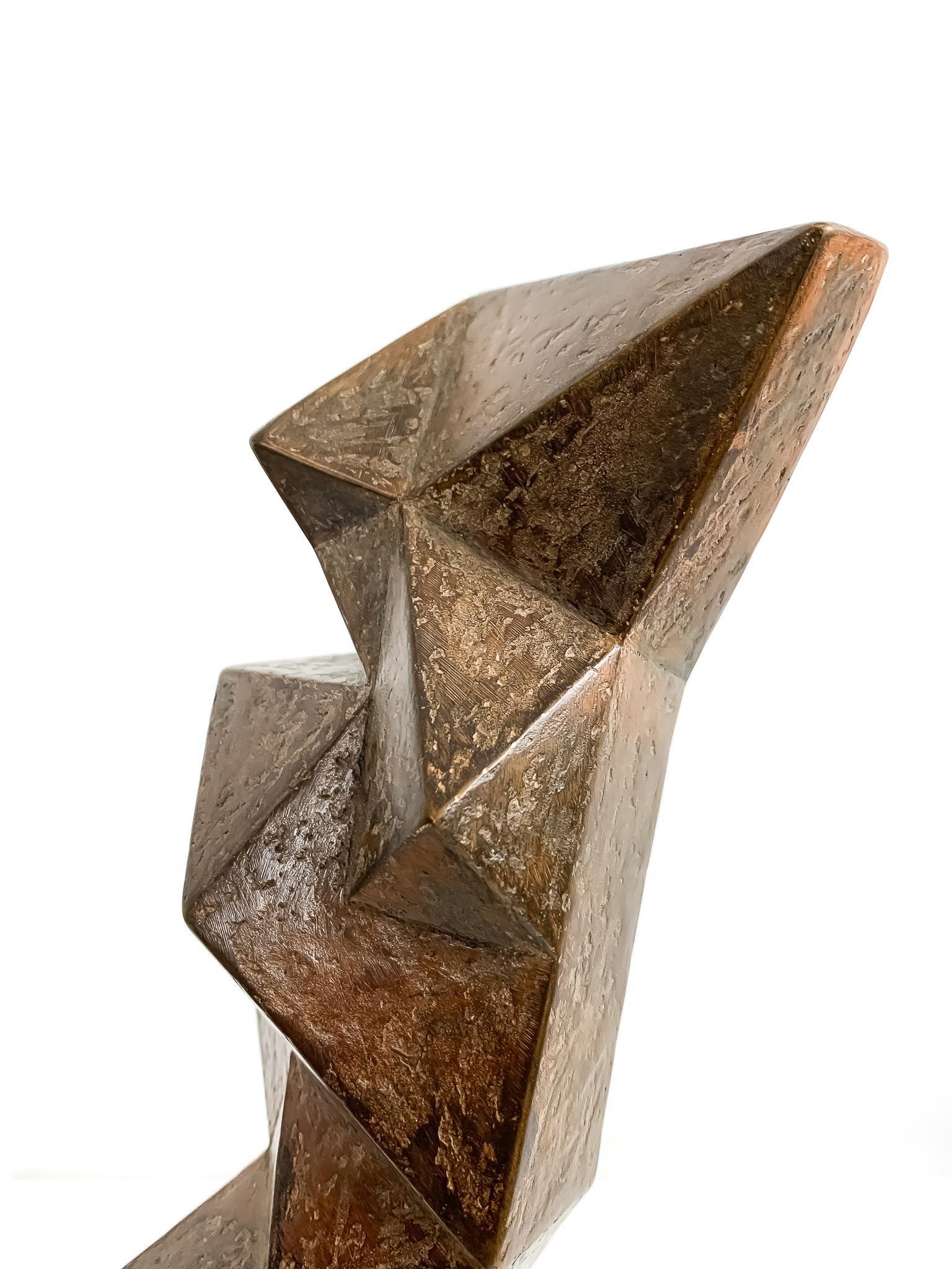 Medium: Patinierte Bronze
Auflage: 1/8

Jim Ritchie (1929-2017), geboren in Montreal, Kanada, ist bekannt für seine Pastellzeichnungen und Bronzeskulpturen. Stilistisch ist er mit dem Kubismus, dem abstrakten figurativen Werk und dem Modernismus