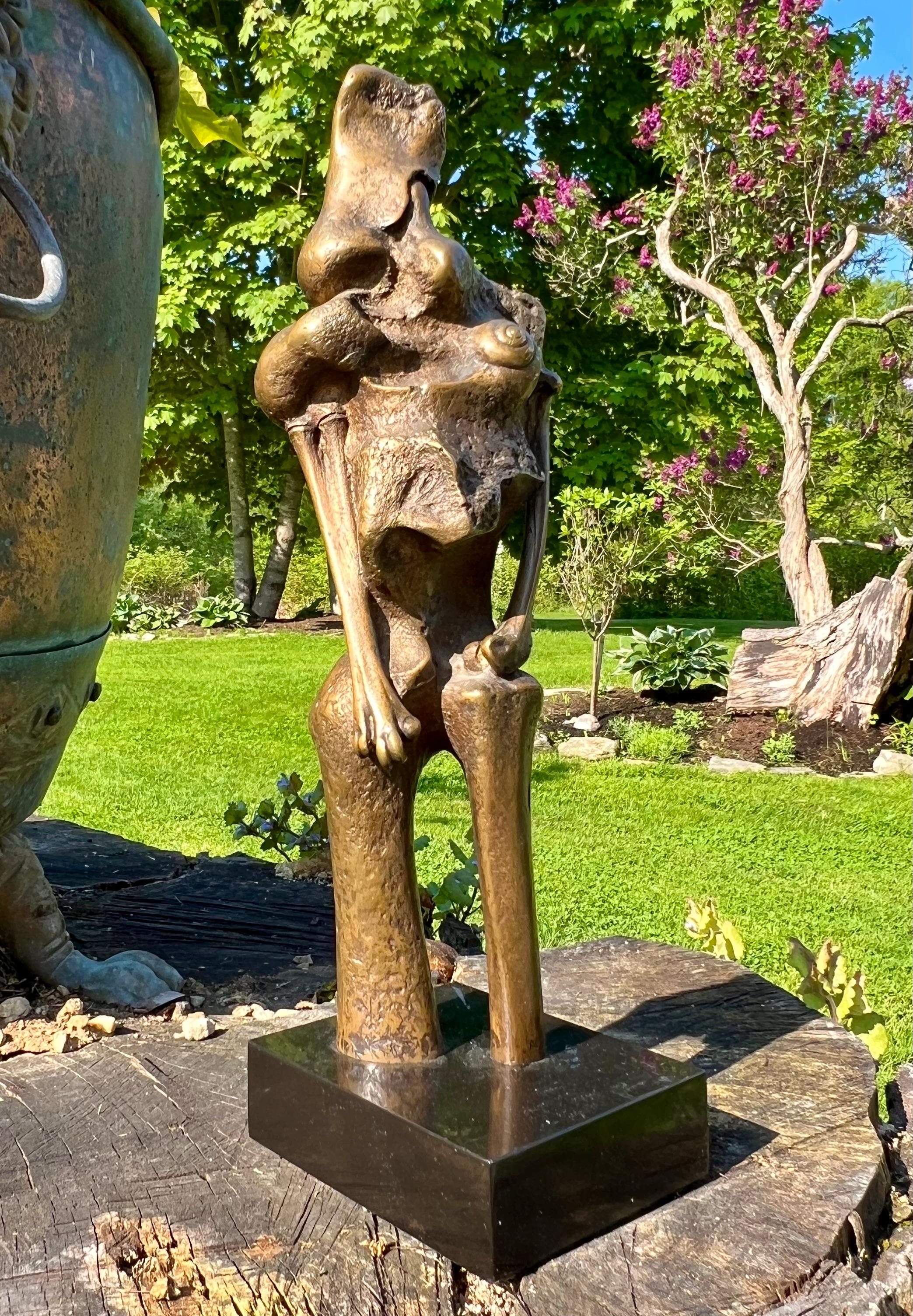 Stehende Figur (Gold), Abstract Sculpture, von Jim Ritchie