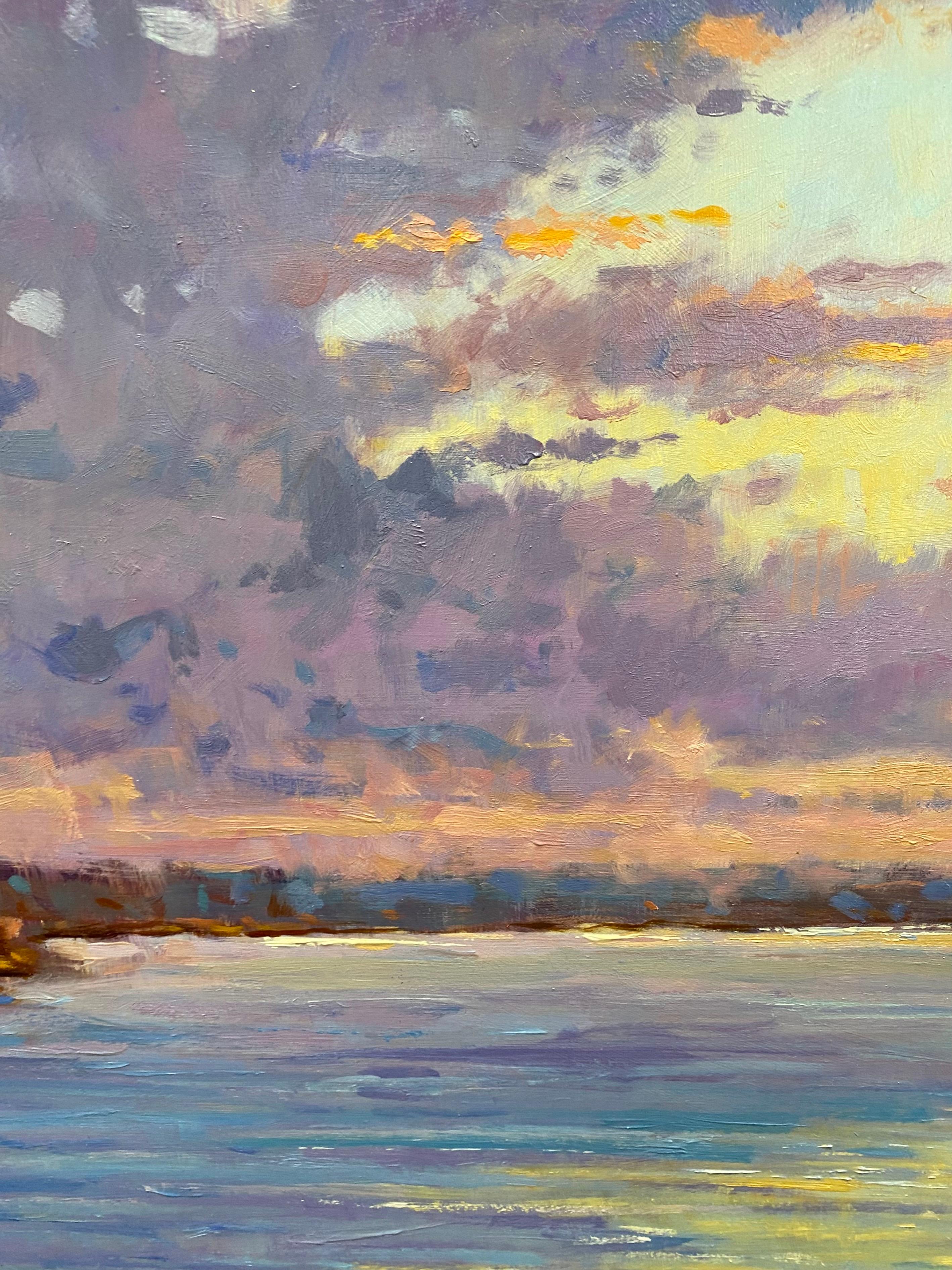 Der Genuss eines ruhigen Abendsegelns, buchstäblich in den Sonnenuntergang hinein, in einem einsamen Segelboot, das ein Bad in vielen Blau-, Lavendel-, Rosa- und Gelbtönen durchquert, weg von der Küste, der untergehenden Sonne entgegen, ist