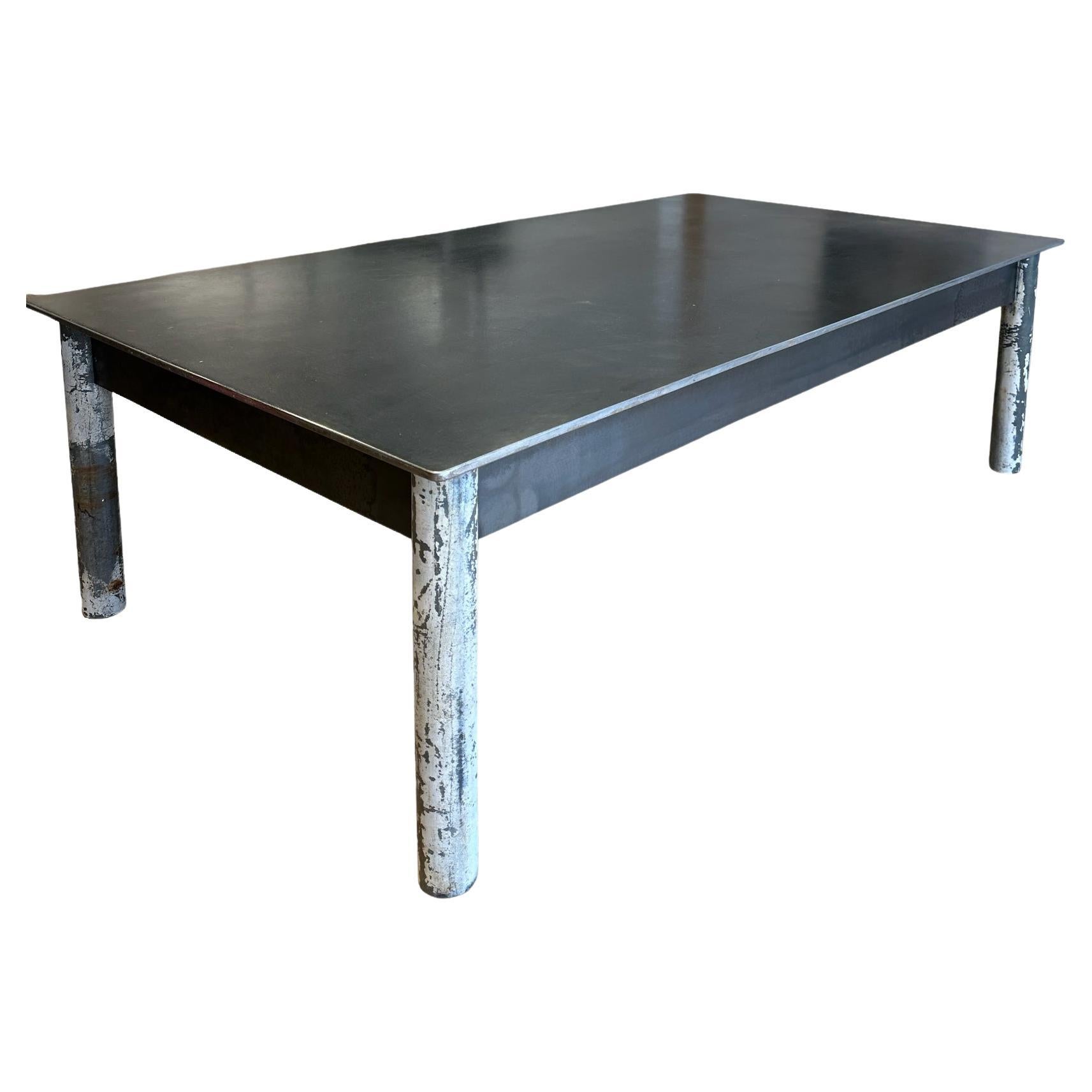 Jim Rose  - Table basse, mobilier en acier, roulée à chaud et acier réutilisé