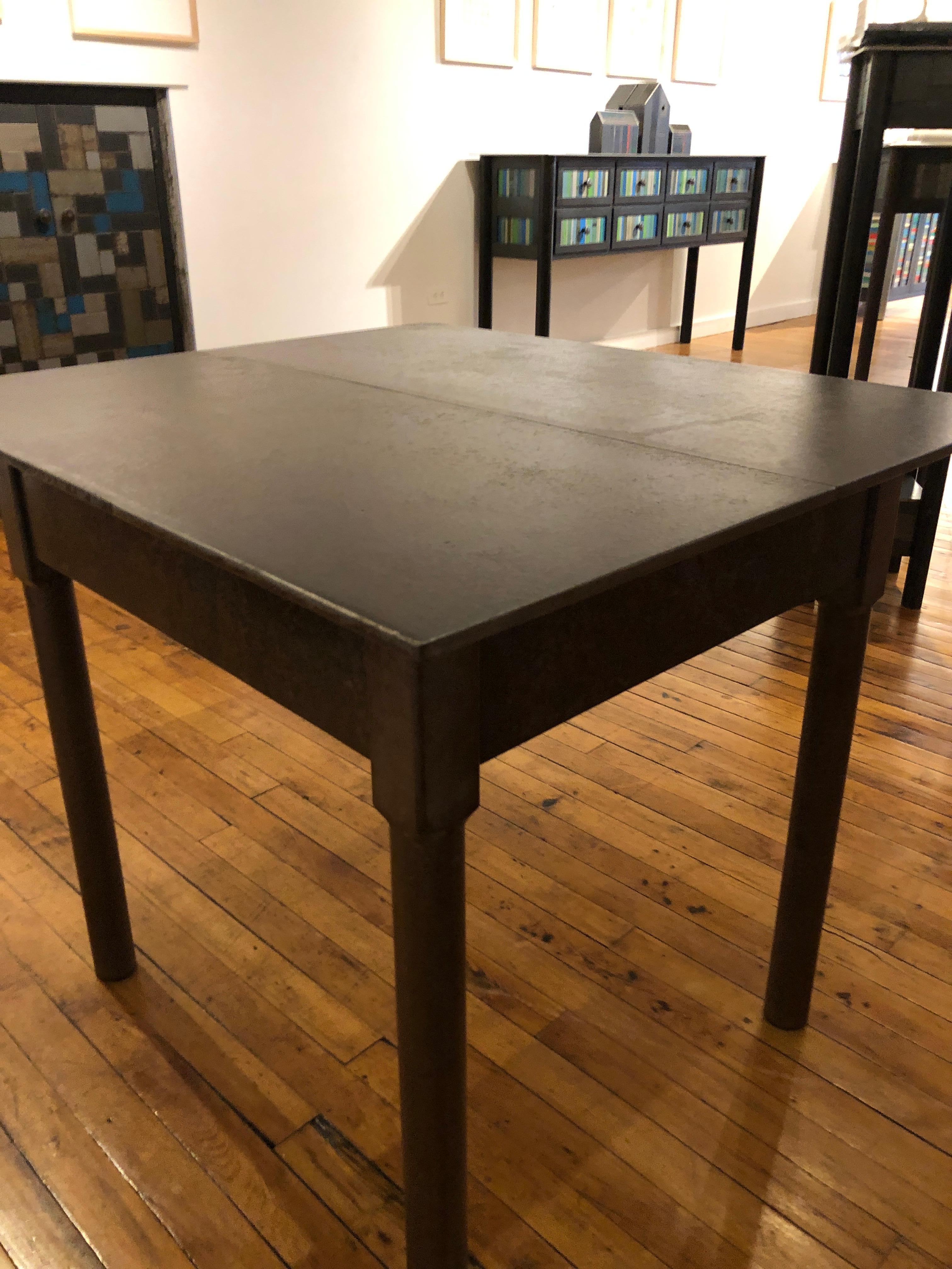 Collection Jim Rose Legacy - Table d'appoint à un tiroir avec plateau en planches, meuble en acier Excellent état - En vente à Chicago, IL