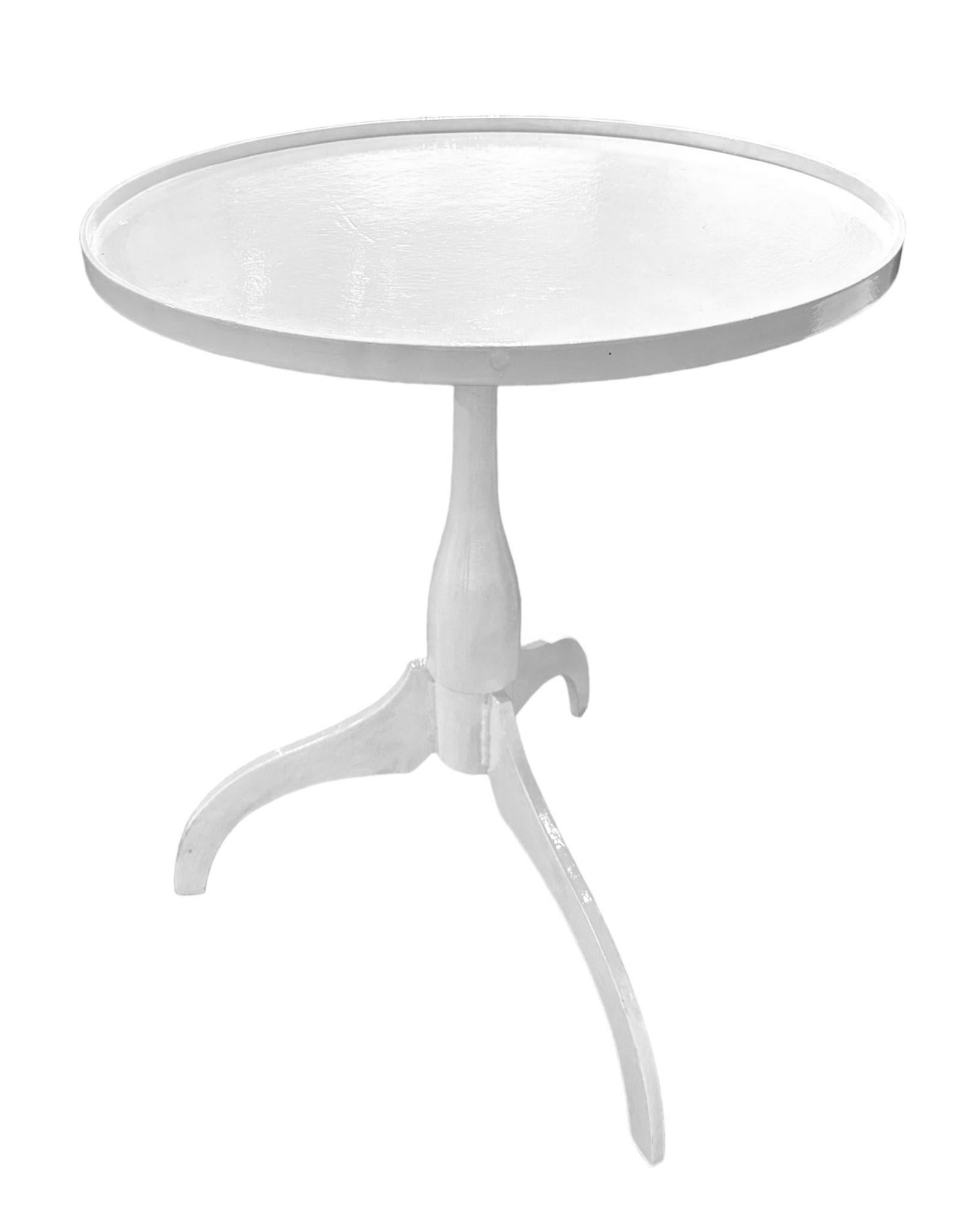 Jim Rose - Dreibeiniger Tisch im Shaker Style aus lackiertem, wiederverwendetem Stahl  (amerikanisch) im Angebot