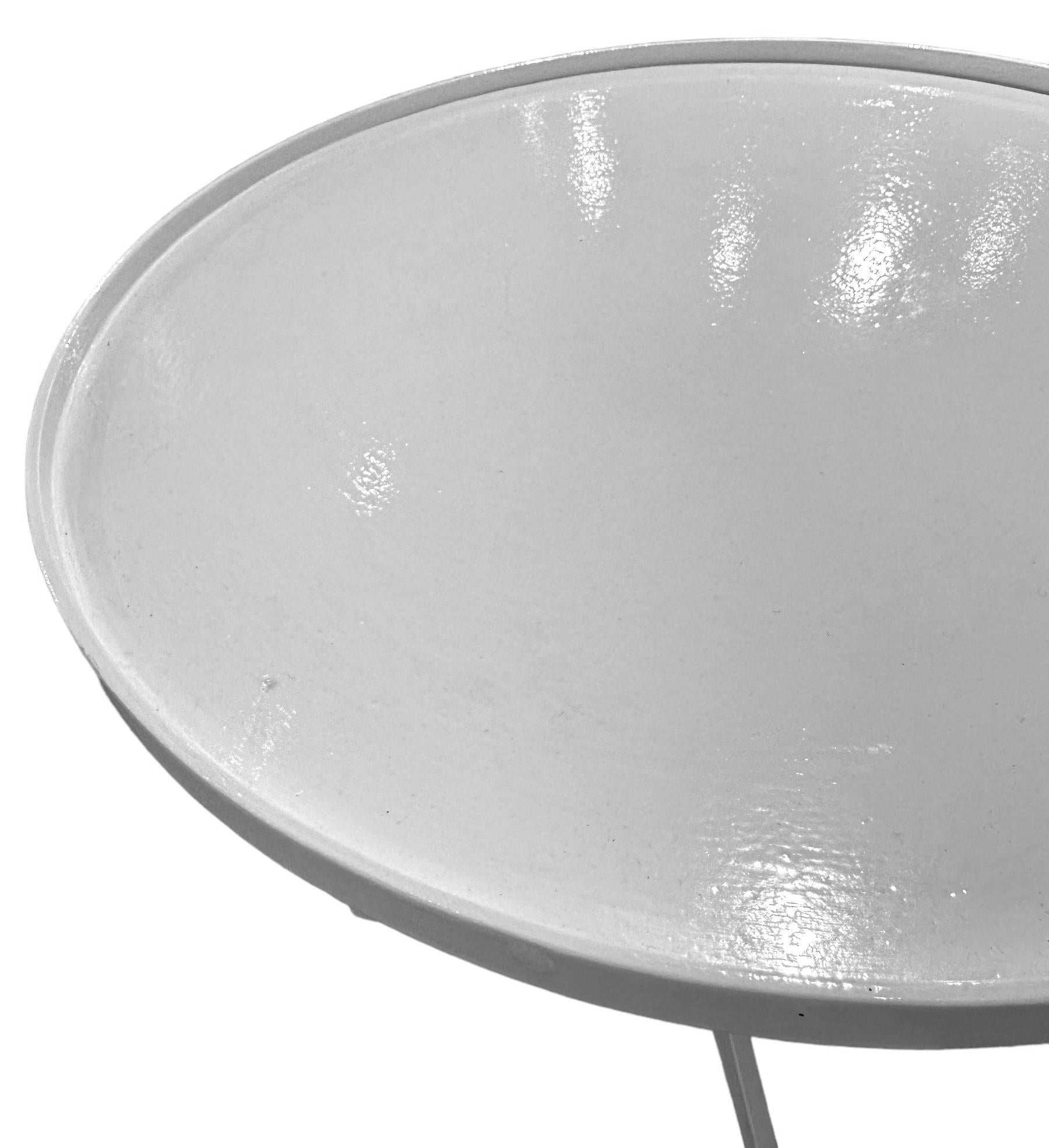 Jim Rose - Dreibeiniger Tisch im Shaker Style aus lackiertem, wiederverwendetem Stahl  (Geschweißt) im Angebot