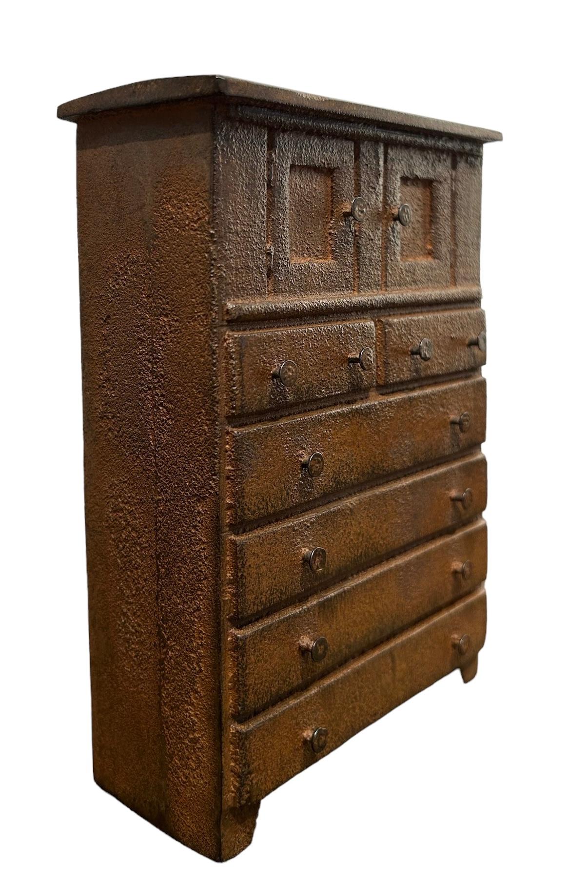 Jim Rose Armario de dos puertas y seis cajones  Maqueta, Mueble de hierro fundido macizo Vaciado en venta