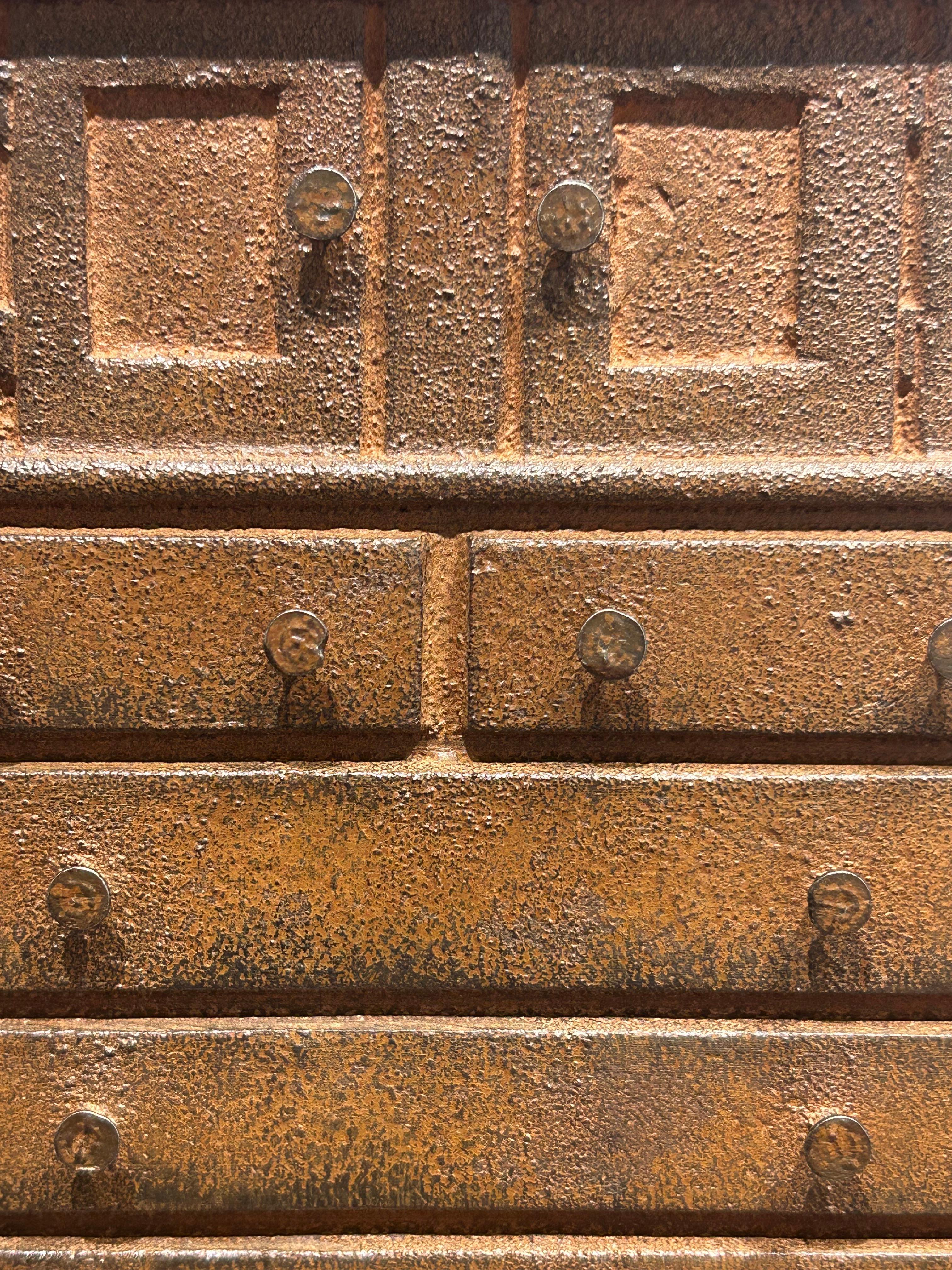 Jim Rose Armario de dos puertas y seis cajones  Maqueta, Mueble de hierro fundido macizo Siglo XXI y contemporáneo en venta