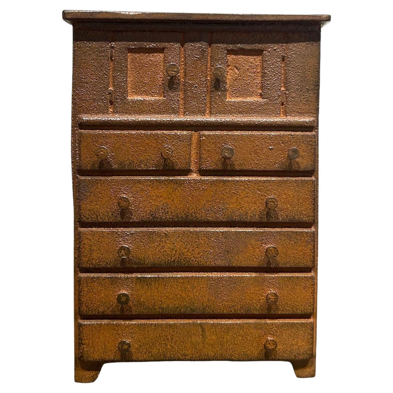 Jim Rose Armario de dos puertas y seis cajones  Maqueta, Mueble de hierro fundido macizo en venta