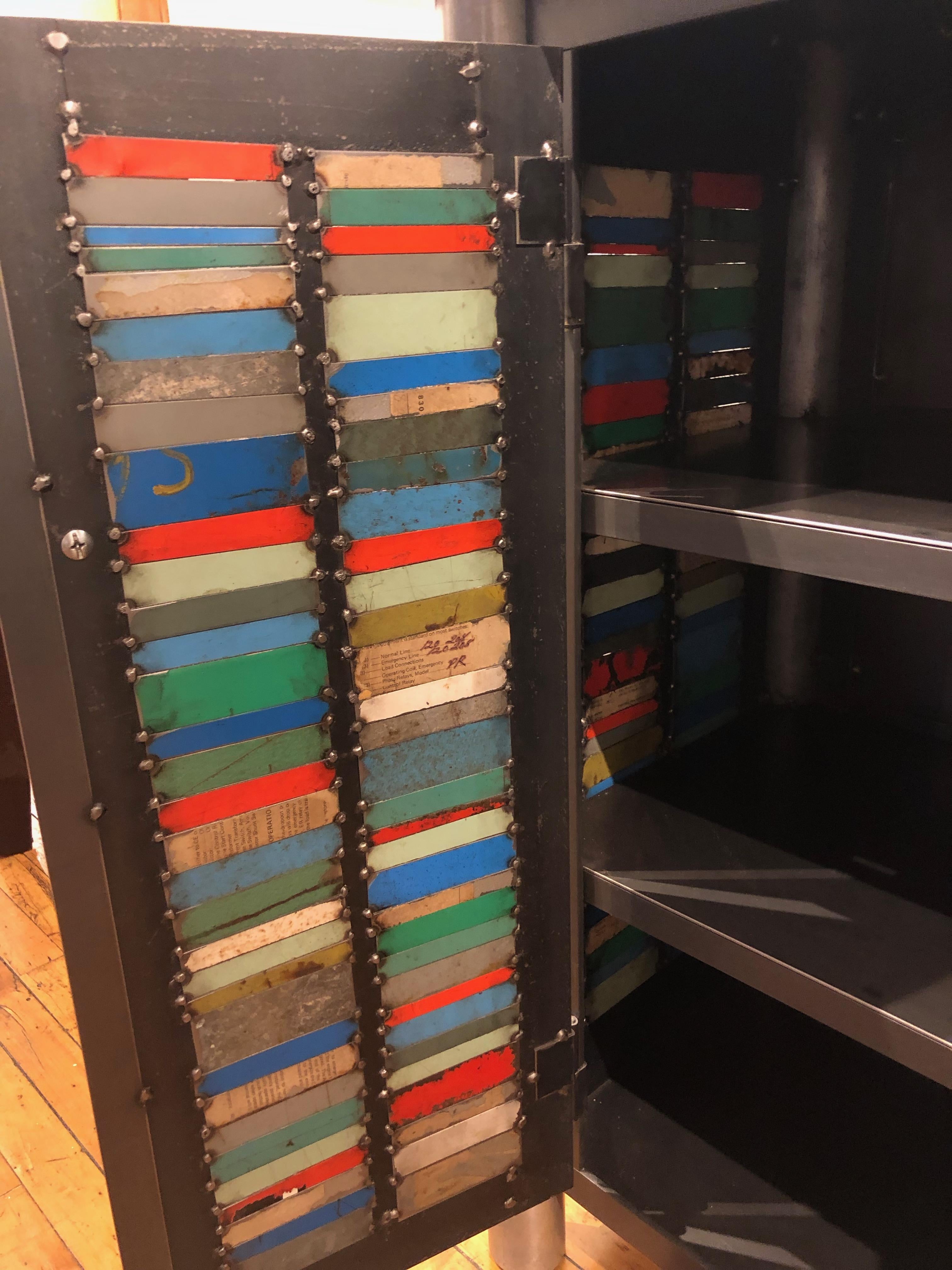 Jim Rose Quilt-Schrank mit zwei Türen und bunten Streifen, farbenfrohe Stahl-Kunstmöbel (Moderne der Mitte des Jahrhunderts) im Angebot